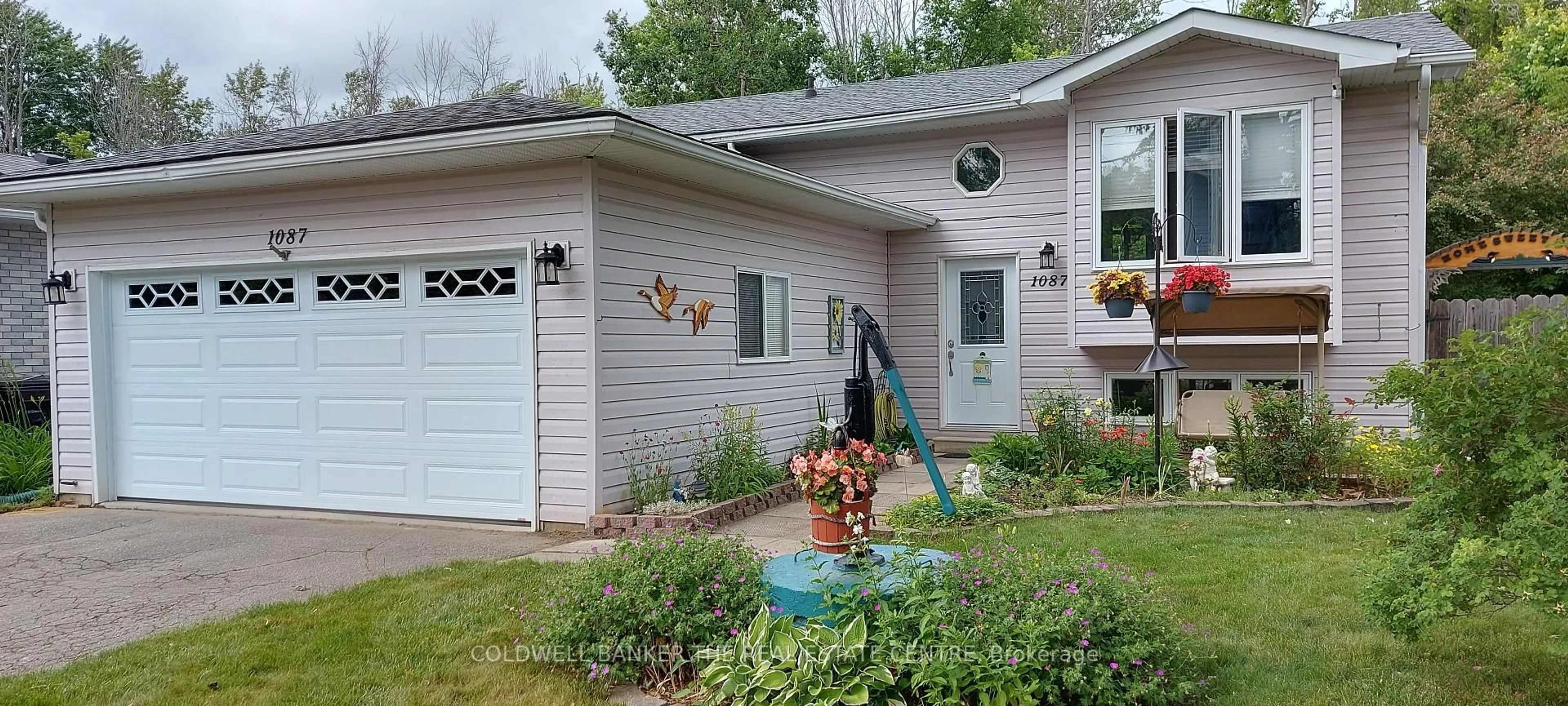 Home with vinyl exterior material, street for 1087 Arnold St, Innisfil Ontario L0L 1W0
