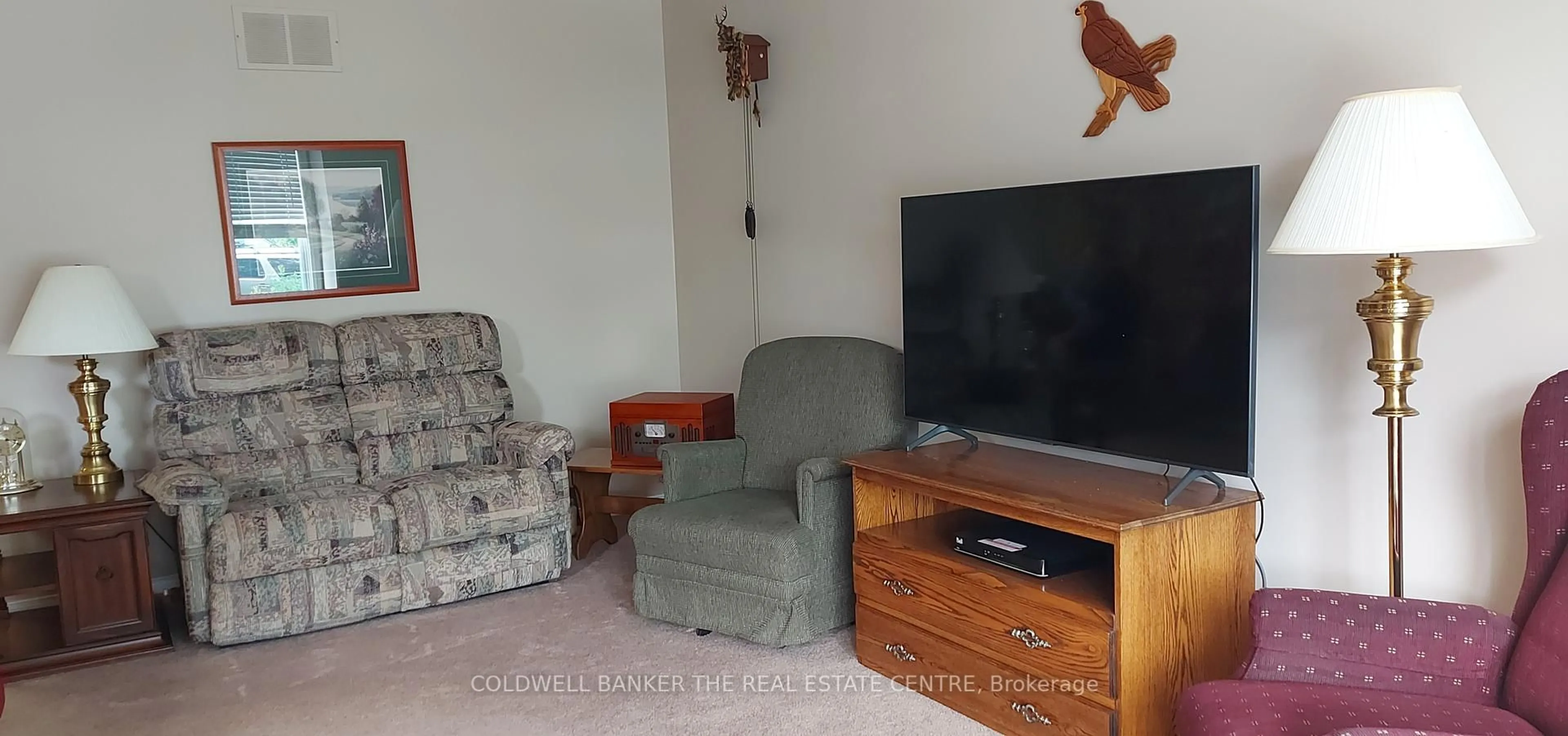 Living room with furniture, unknown for 1087 Arnold St, Innisfil Ontario L0L 1W0
