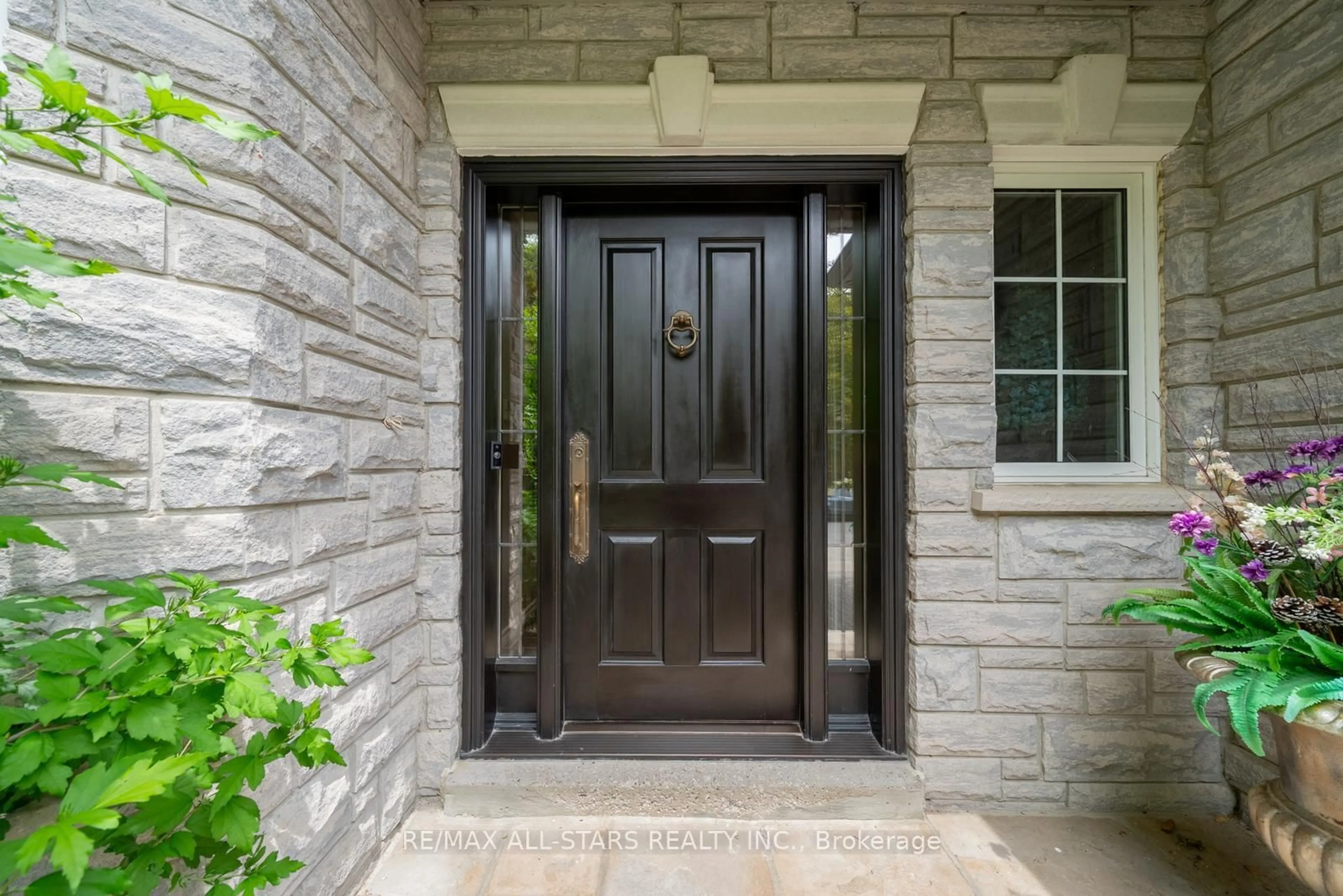 Indoor entryway for 129 Lori Ave, Whitchurch-Stouffville Ontario L4A 1K2