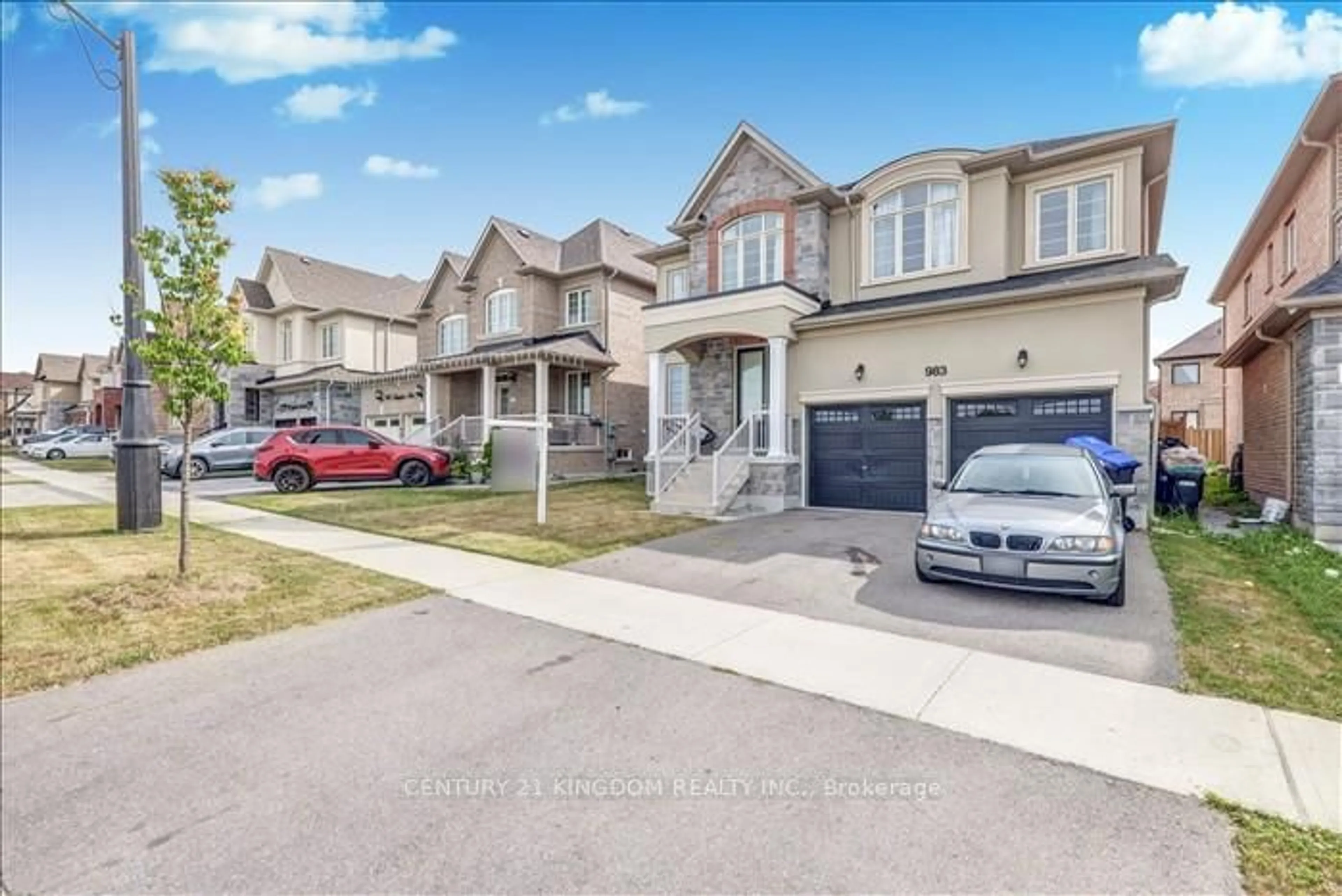 A pic from outside/outdoor area/front of a property/back of a property/a pic from drone, street for 983 Langford Blvd, Bradford West Gwillimbury Ontario L3Z 4K9