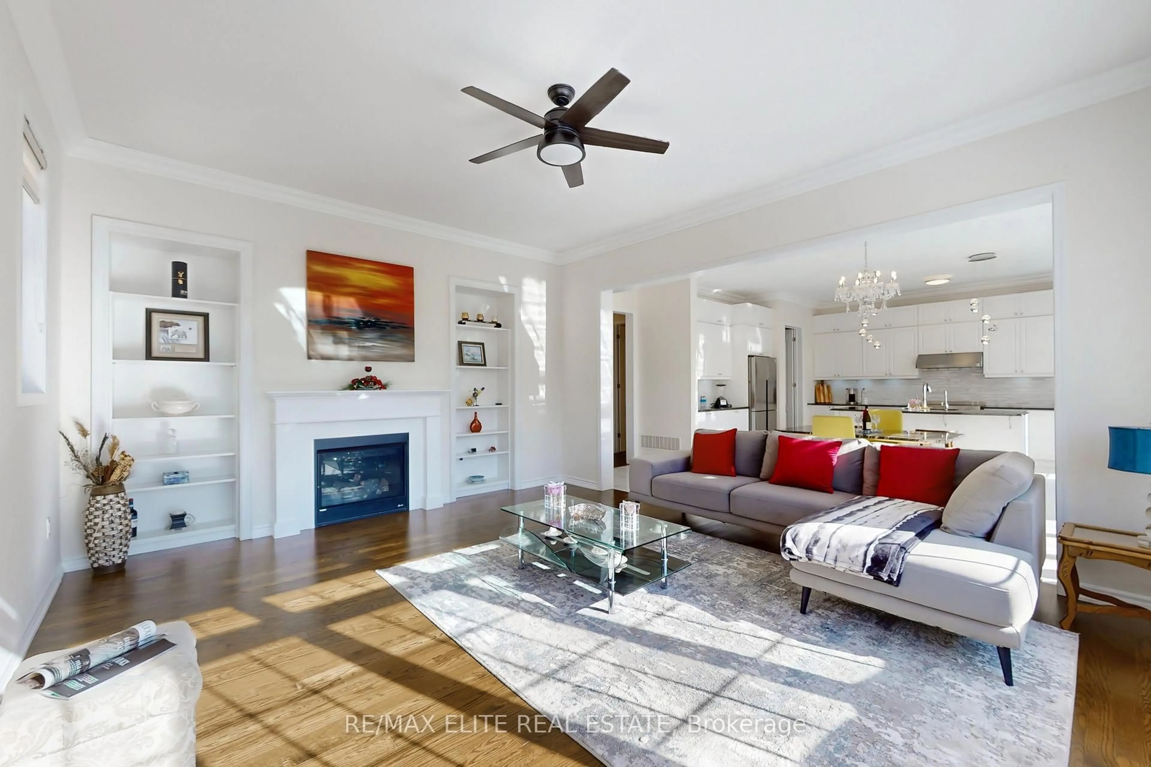 Living room with furniture, unknown for 105 Bridgepointe Crt, Aurora Ontario L4G 3H8