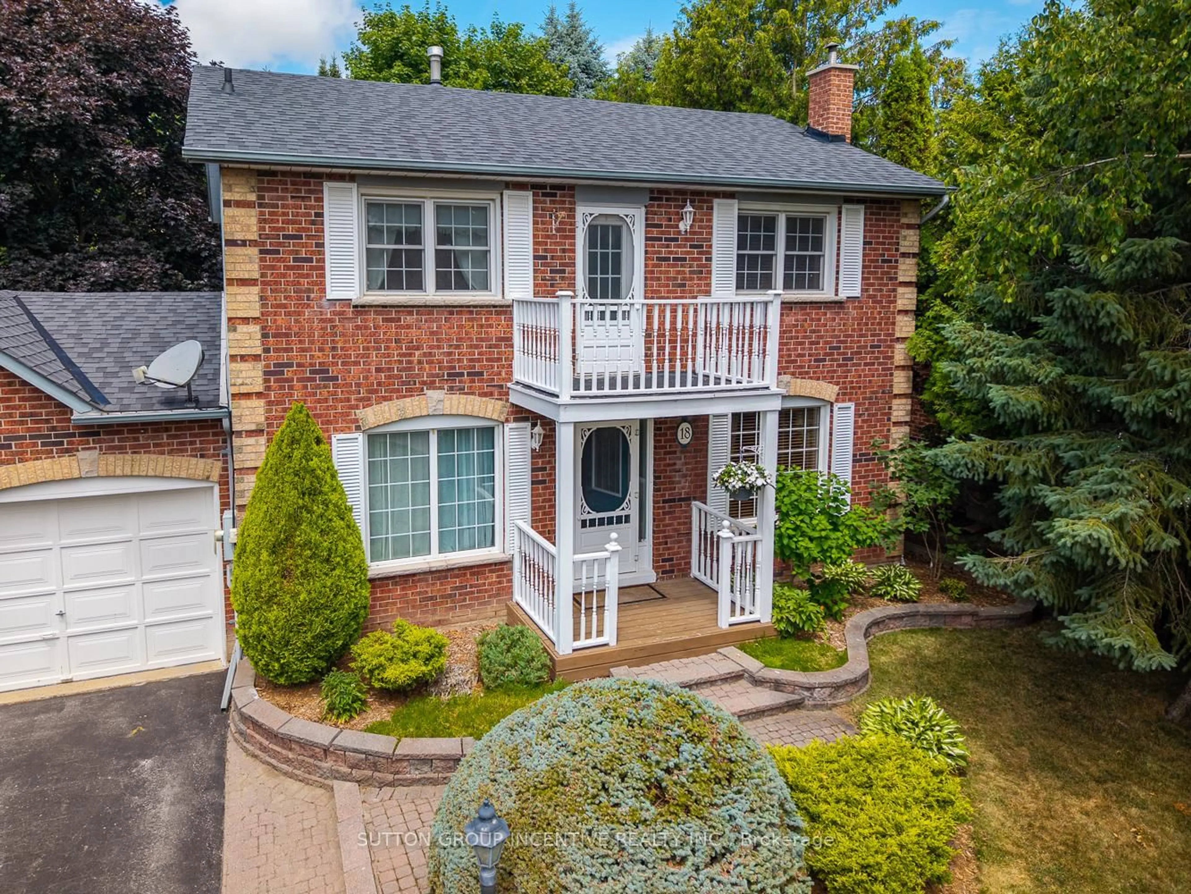 A pic from outside/outdoor area/front of a property/back of a property/a pic from drone, street for 18 Heritage Rd, Innisfil Ontario L0L 1L0
