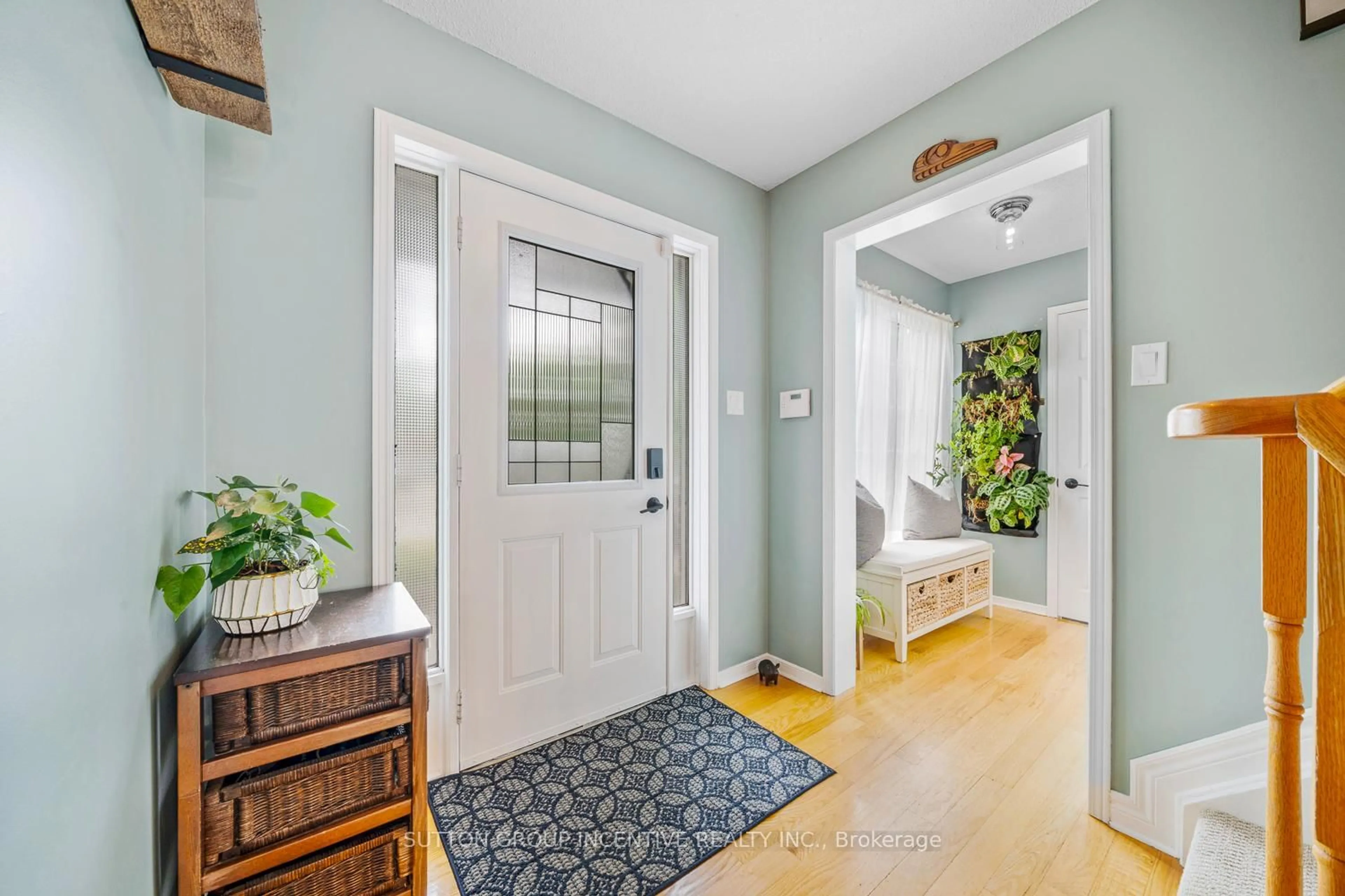 Indoor entryway for 18 Heritage Rd, Innisfil Ontario L0L 1L0