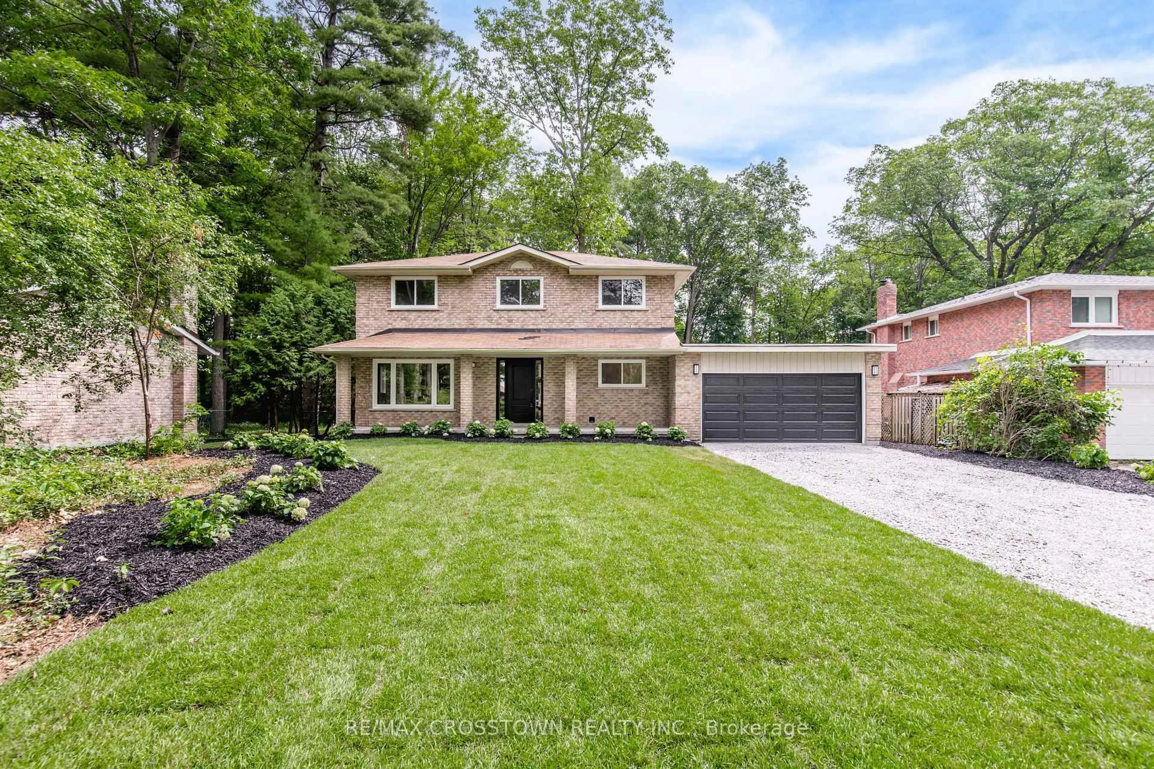 Home with brick exterior material, street for 233 Park Ave, East Gwillimbury Ontario L9N 1J9