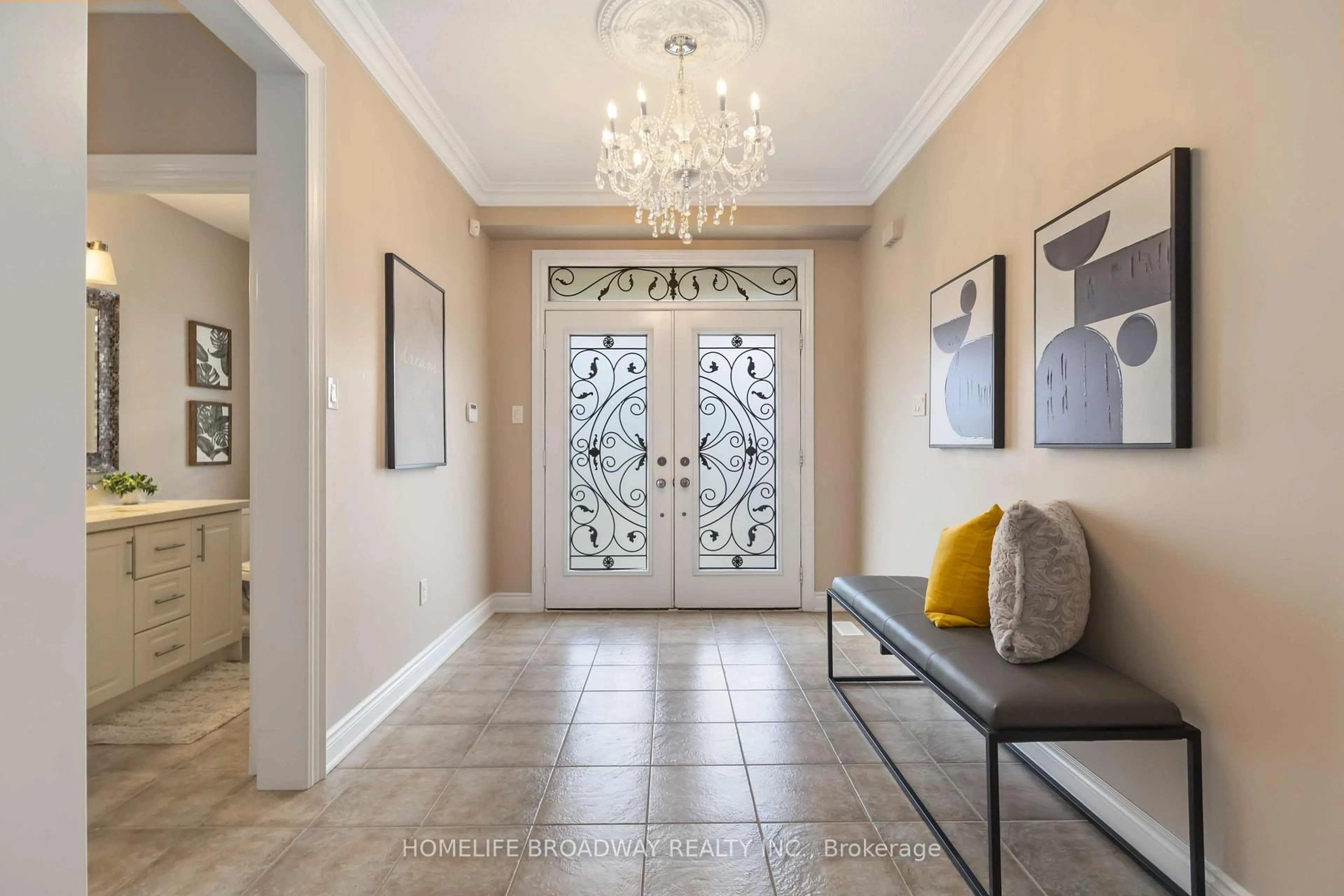Indoor entryway for 39 Brucefield Crt, Whitchurch-Stouffville Ontario L4A 1V5