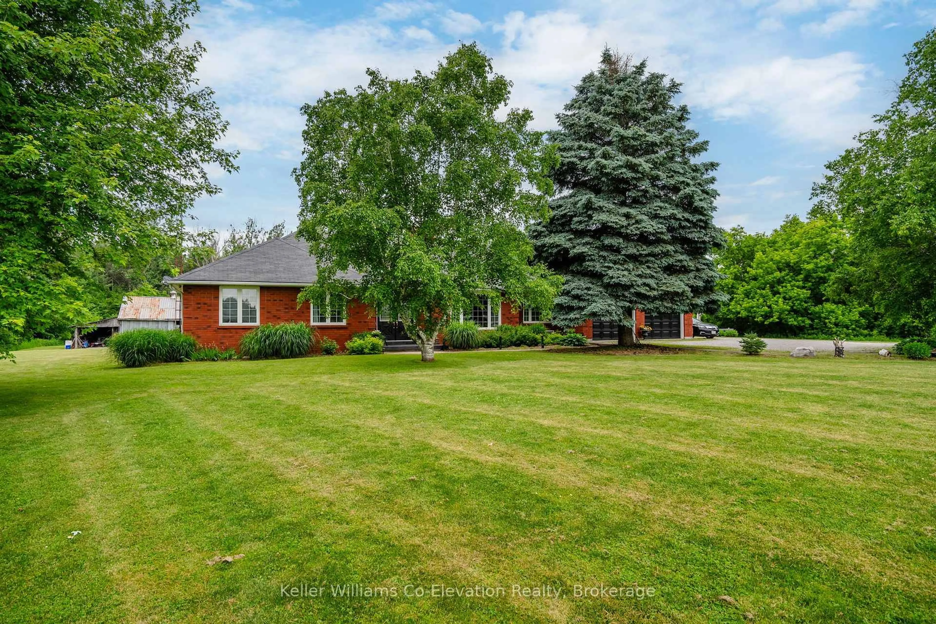 A pic from outside/outdoor area/front of a property/back of a property/a pic from drone, street for 4060 10TH Sdrd, Bradford West Gwillimbury Ontario L3Z 3V2