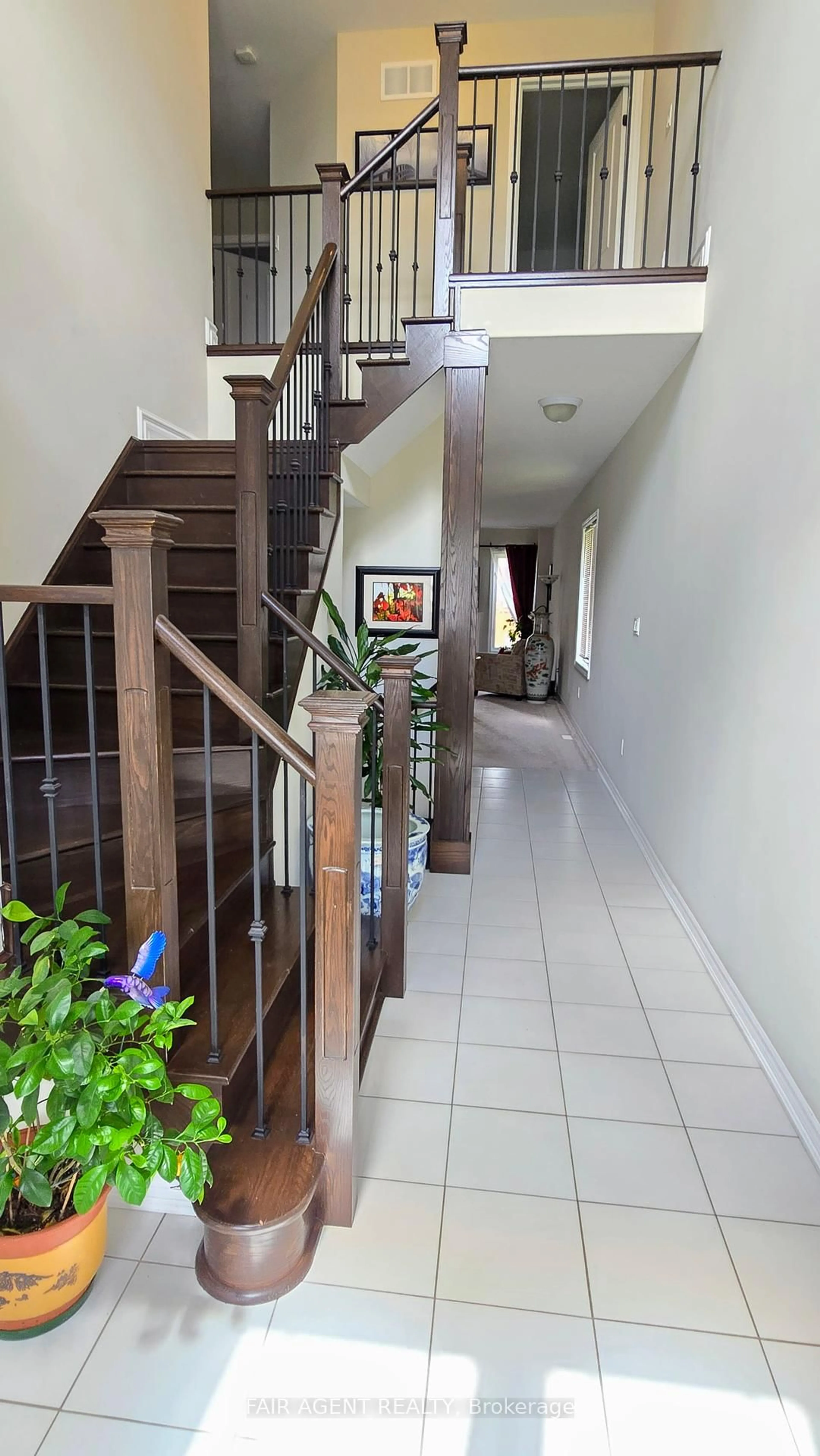 Indoor foyer for 60 Holt Dr, New Tecumseth Ontario L9R 1Z6