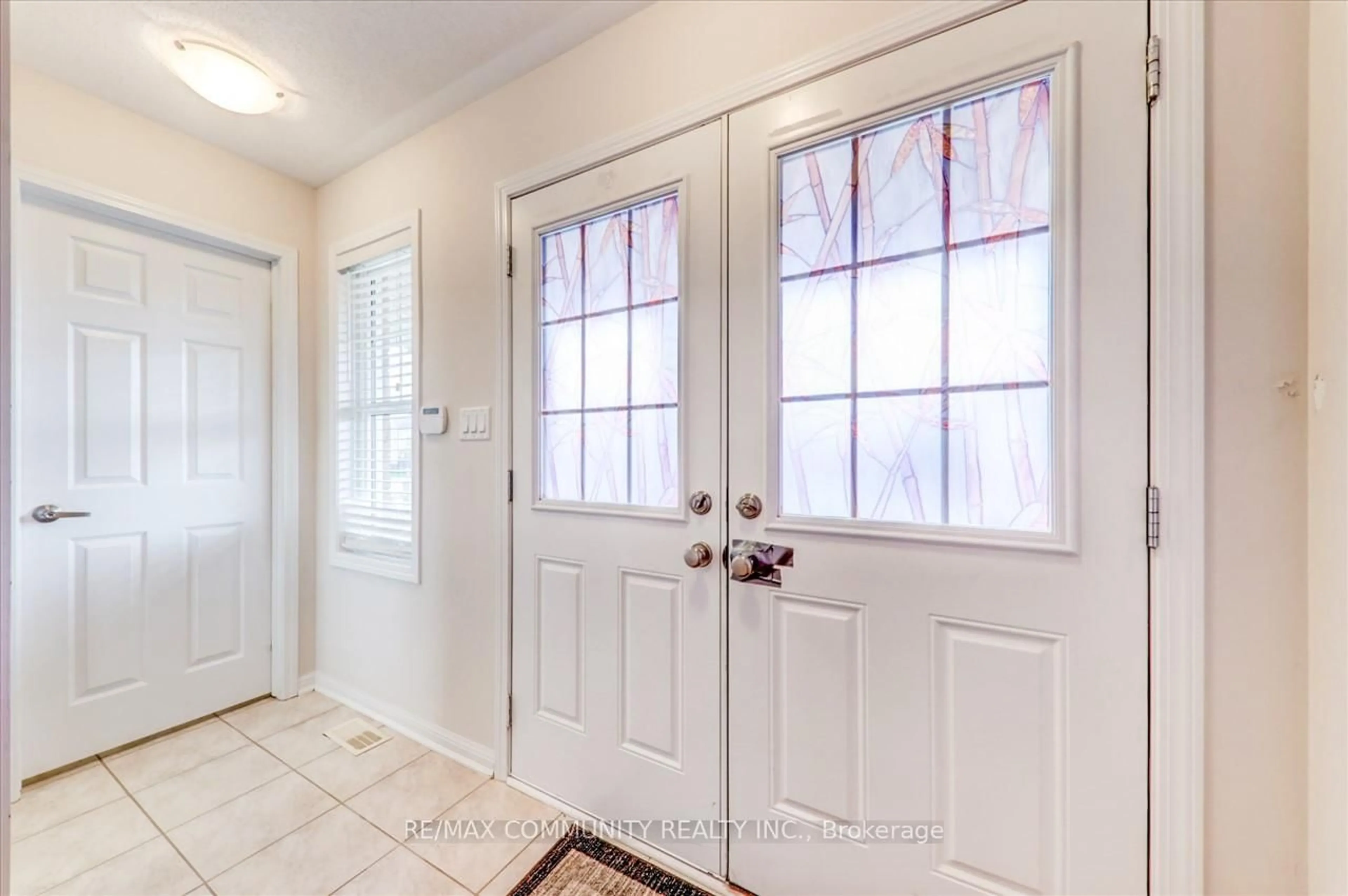 Indoor entryway for 47 Ferris Lane, New Tecumseth Ontario L9R 0J1