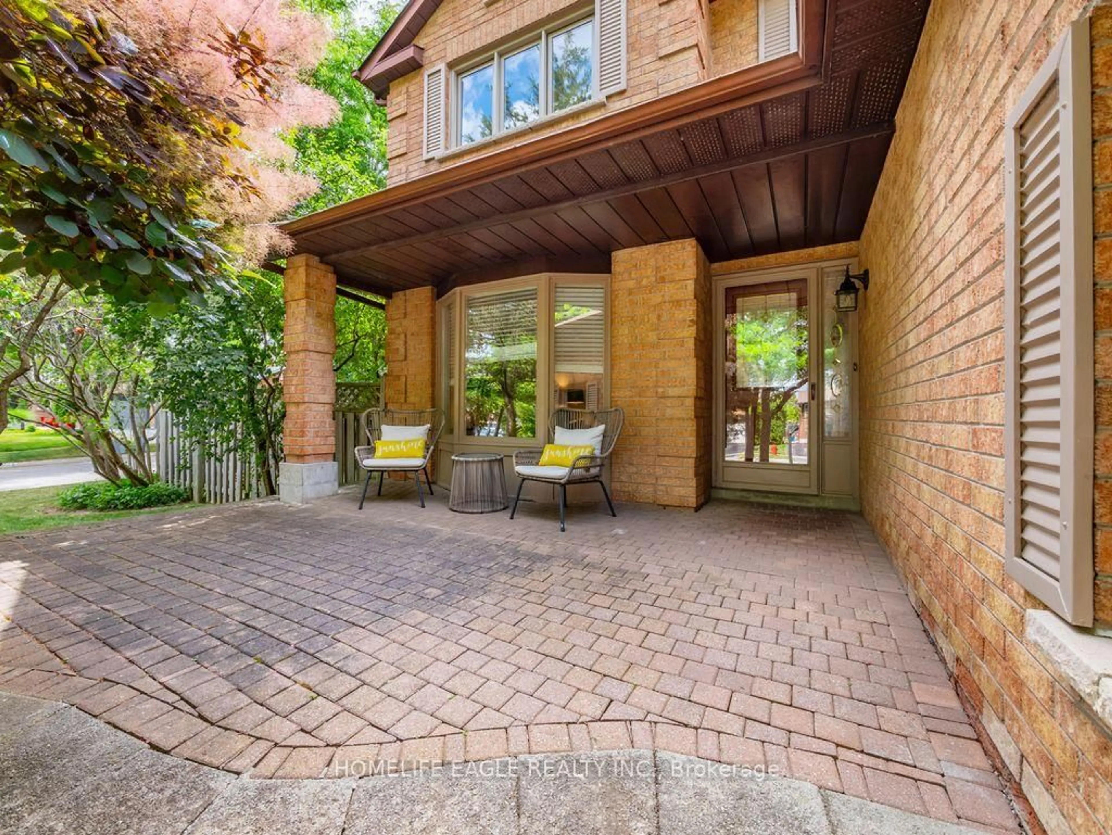 Patio, street for 7 Moffat Cres, Aurora Ontario L4G 4Z6