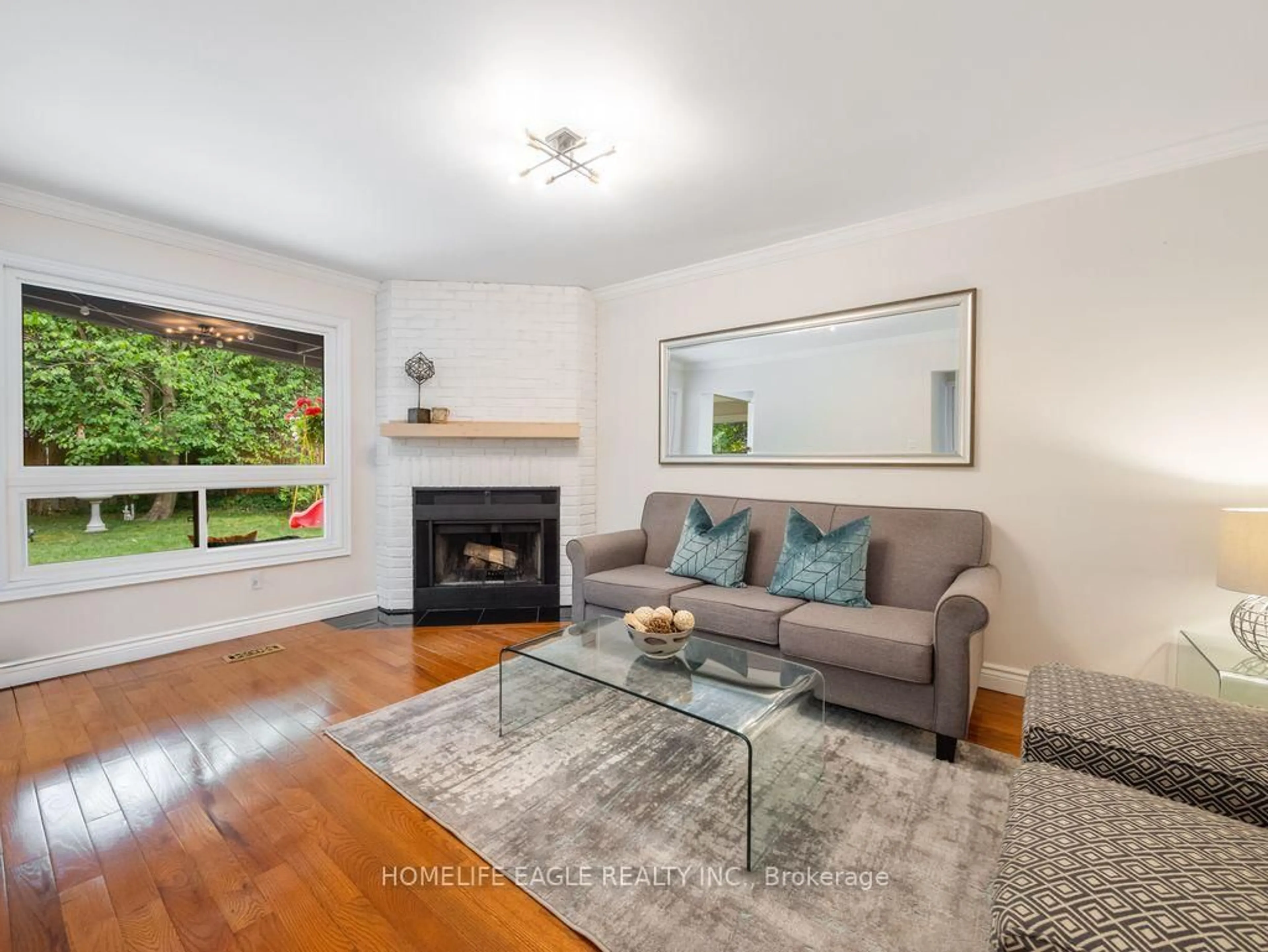 Living room with furniture, wood/laminate floor for 7 Moffat Cres, Aurora Ontario L4G 4Z6