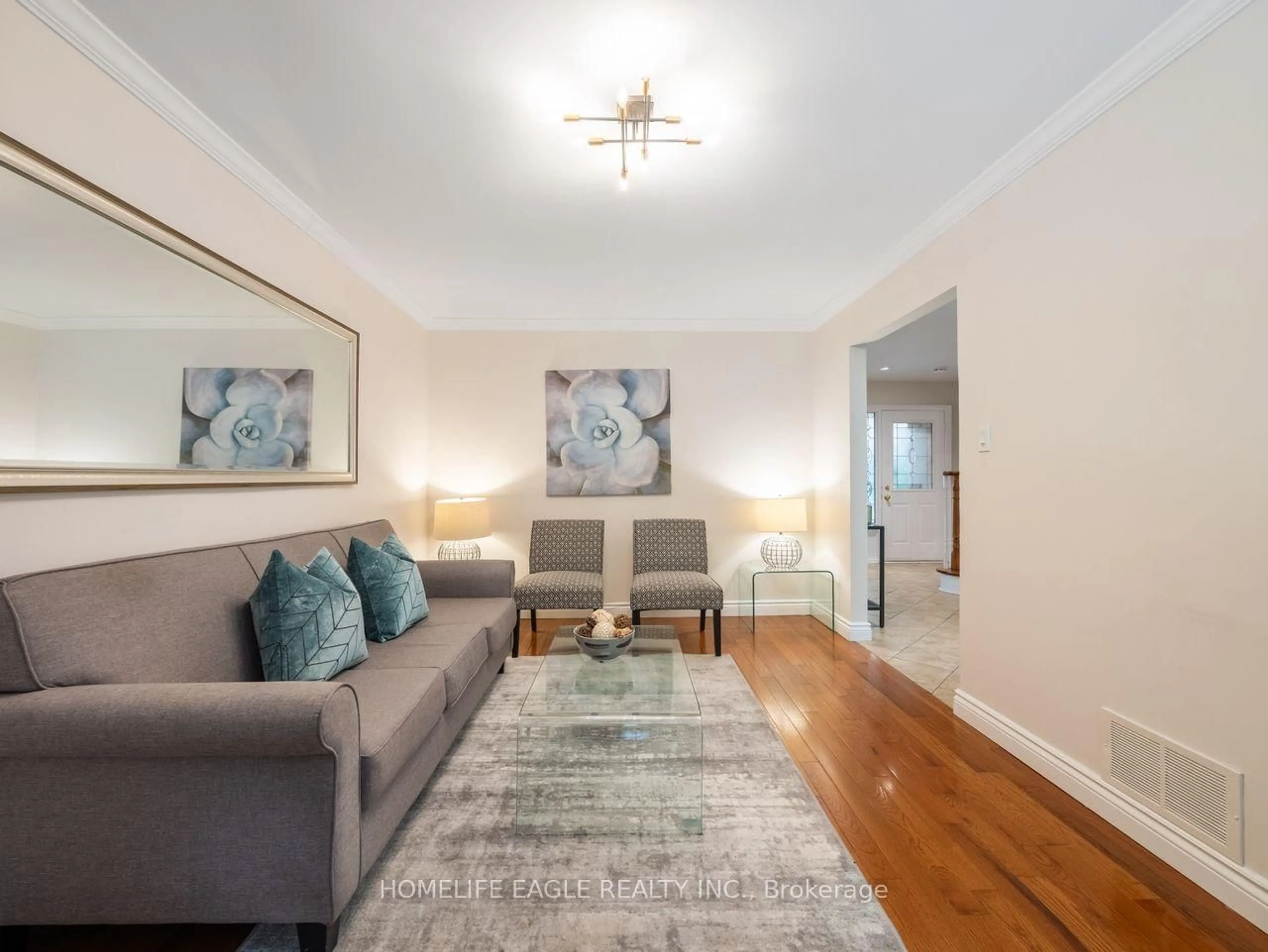 Living room with furniture, unknown for 7 Moffat Cres, Aurora Ontario L4G 4Z6