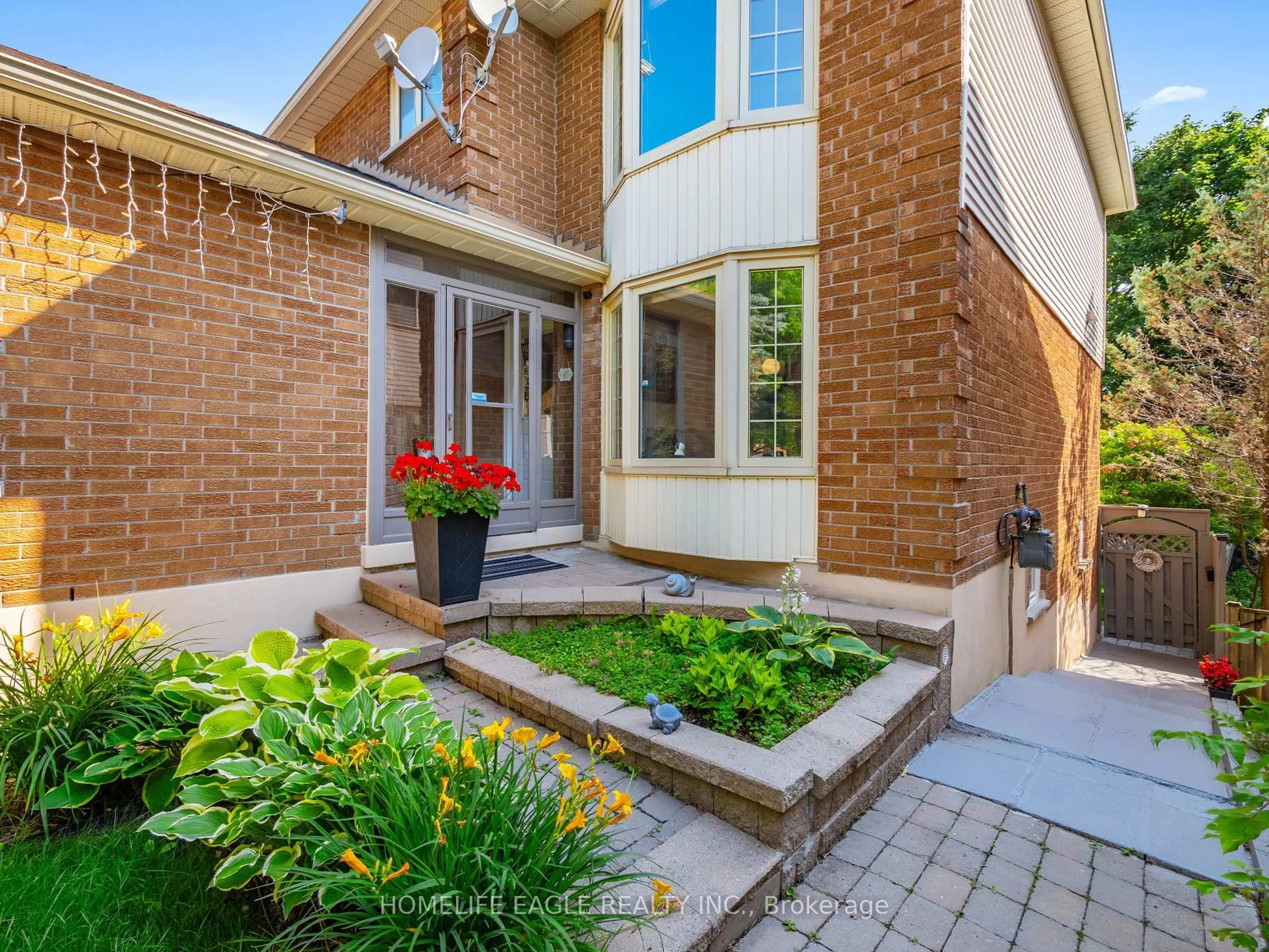 Home with brick exterior material, street for 30 Moffat Cres, Aurora Ontario L4G 4Z8