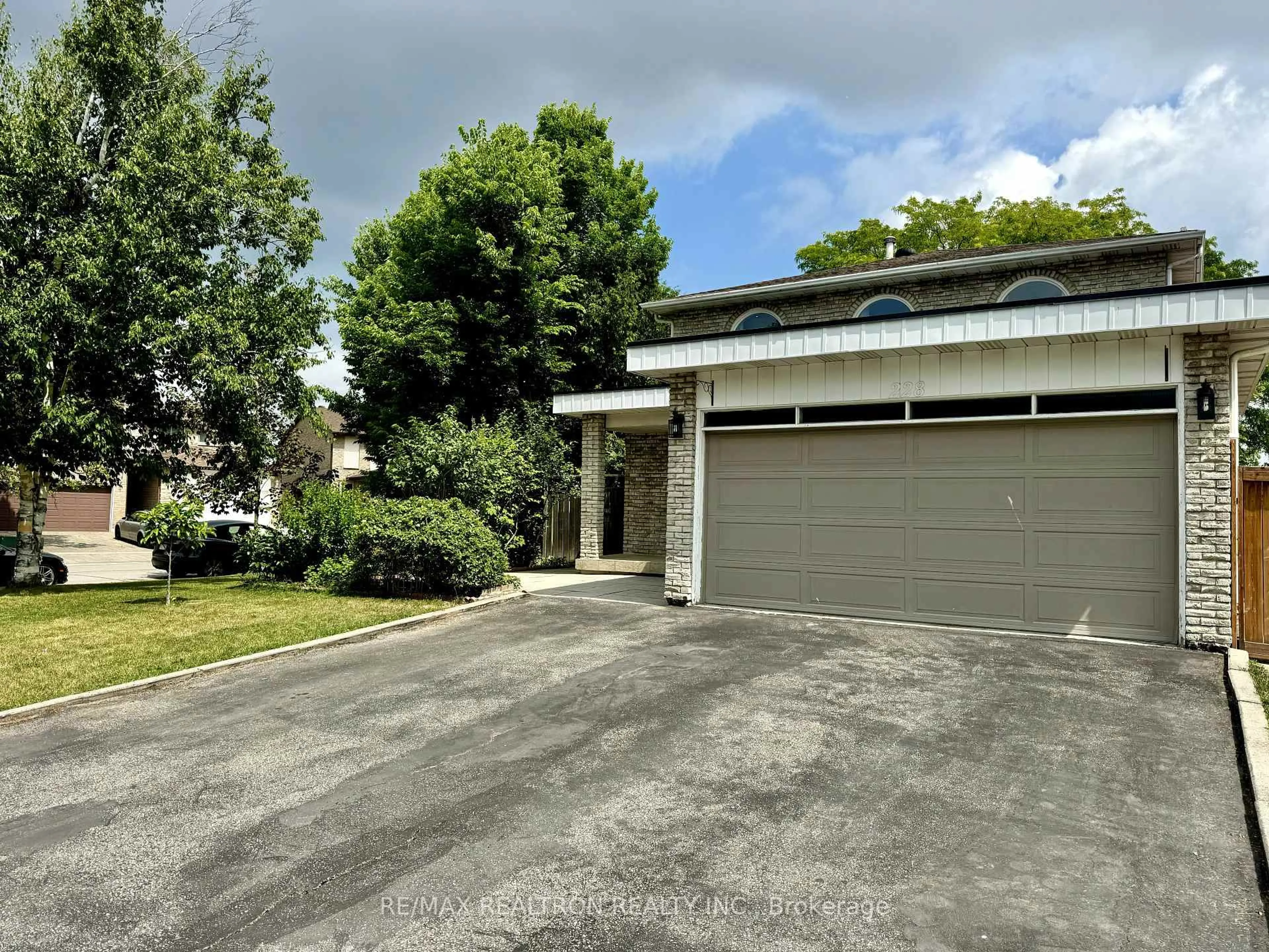 A pic from outside/outdoor area/front of a property/back of a property/a pic from drone, street for 228 Risebrough Circ, Markham Ontario L3R 3J2