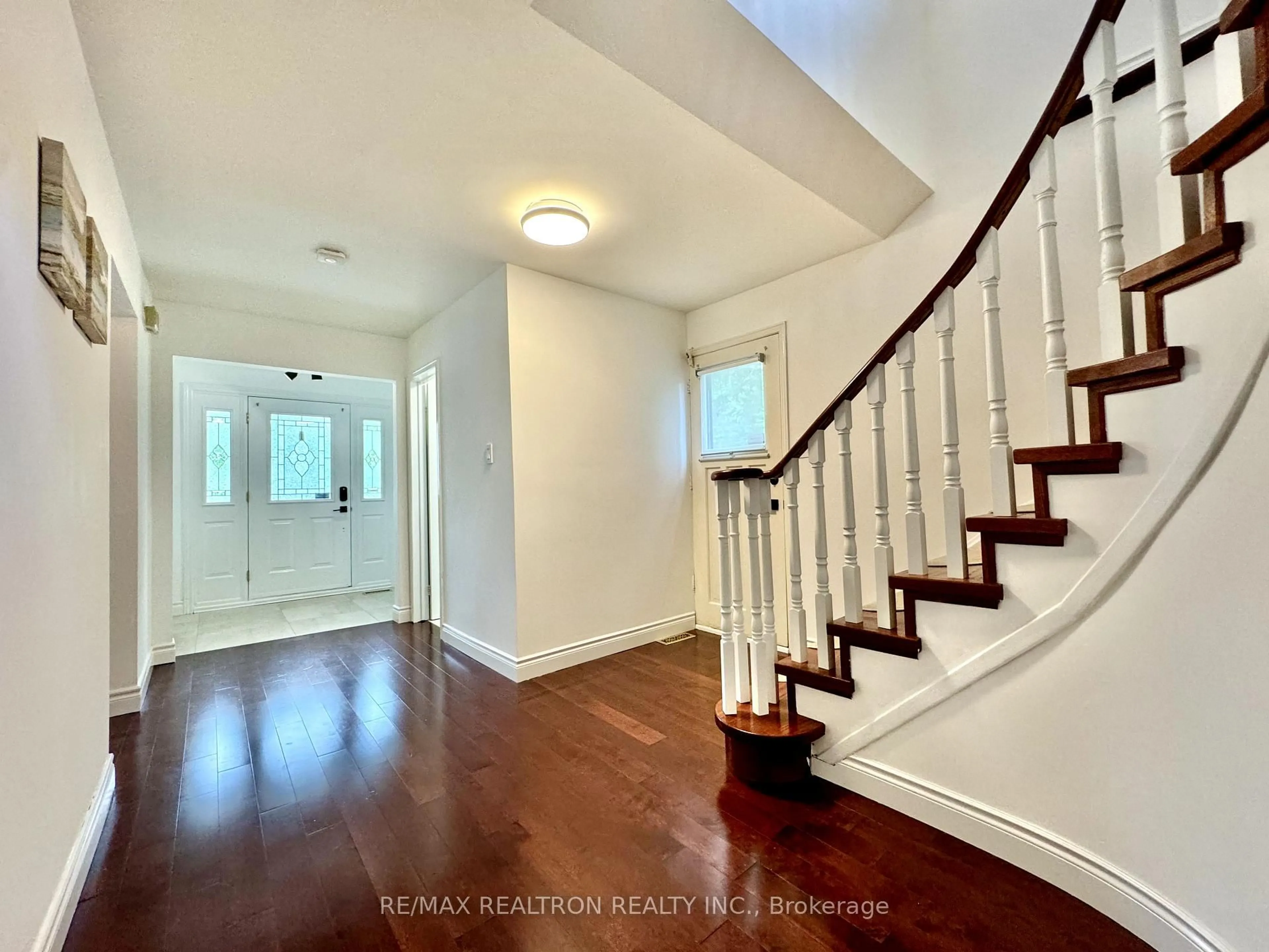 Indoor entryway for 228 Risebrough Circ, Markham Ontario L3R 3J2