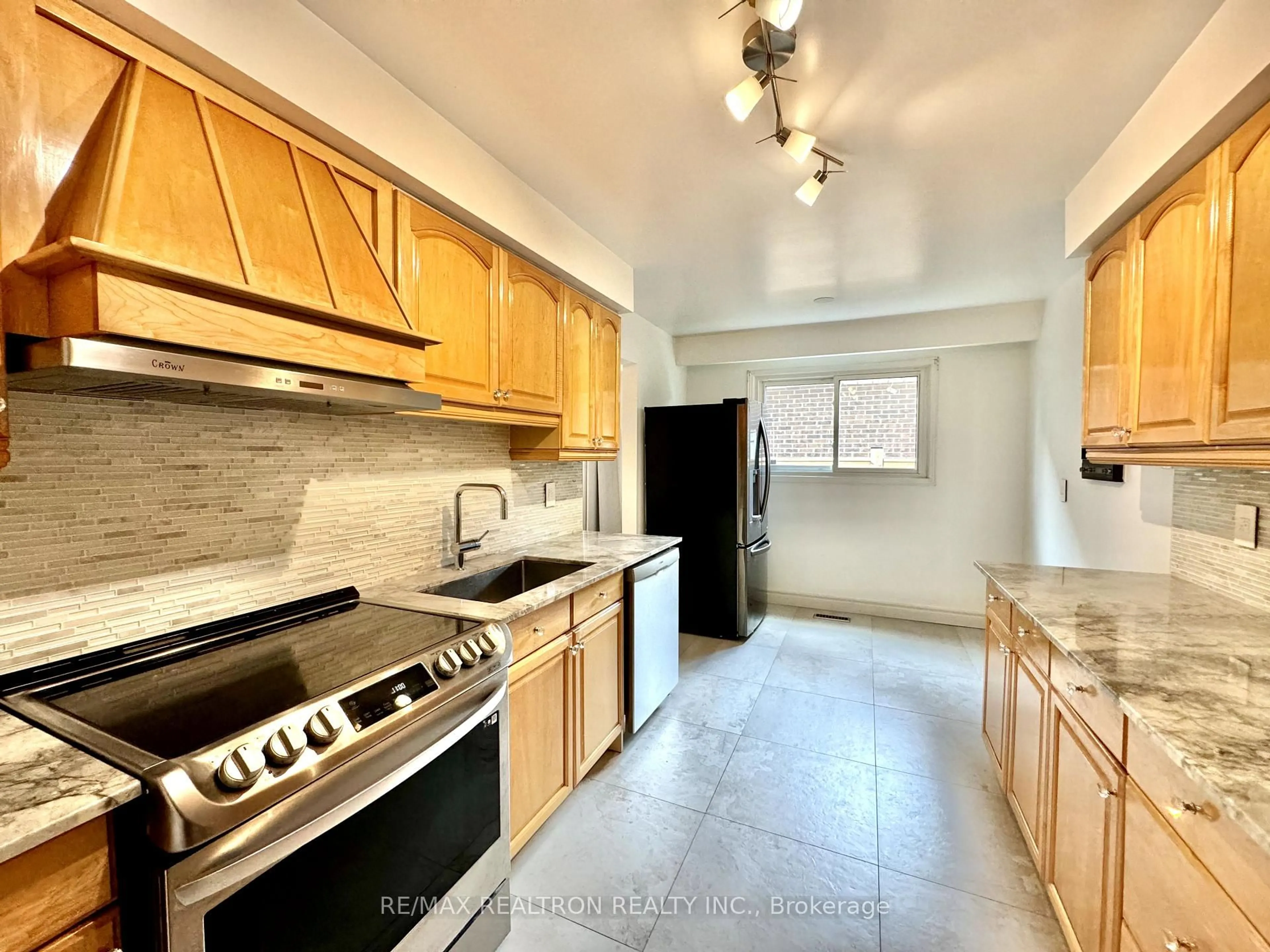 Standard kitchen, ceramic/tile floor for 228 Risebrough Circ, Markham Ontario L3R 3J2