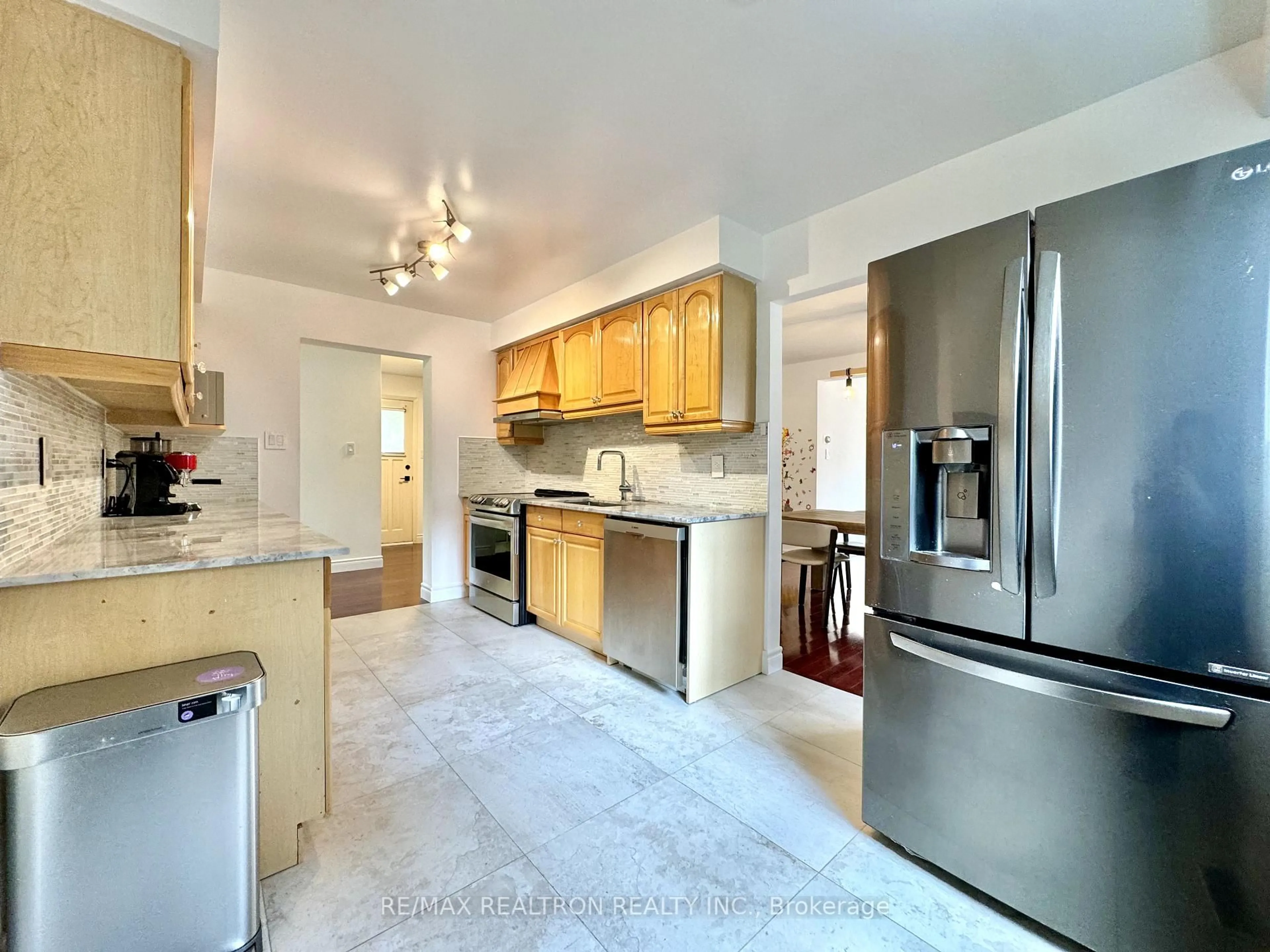 Open concept kitchen, ceramic/tile floor for 228 Risebrough Circ, Markham Ontario L3R 3J2