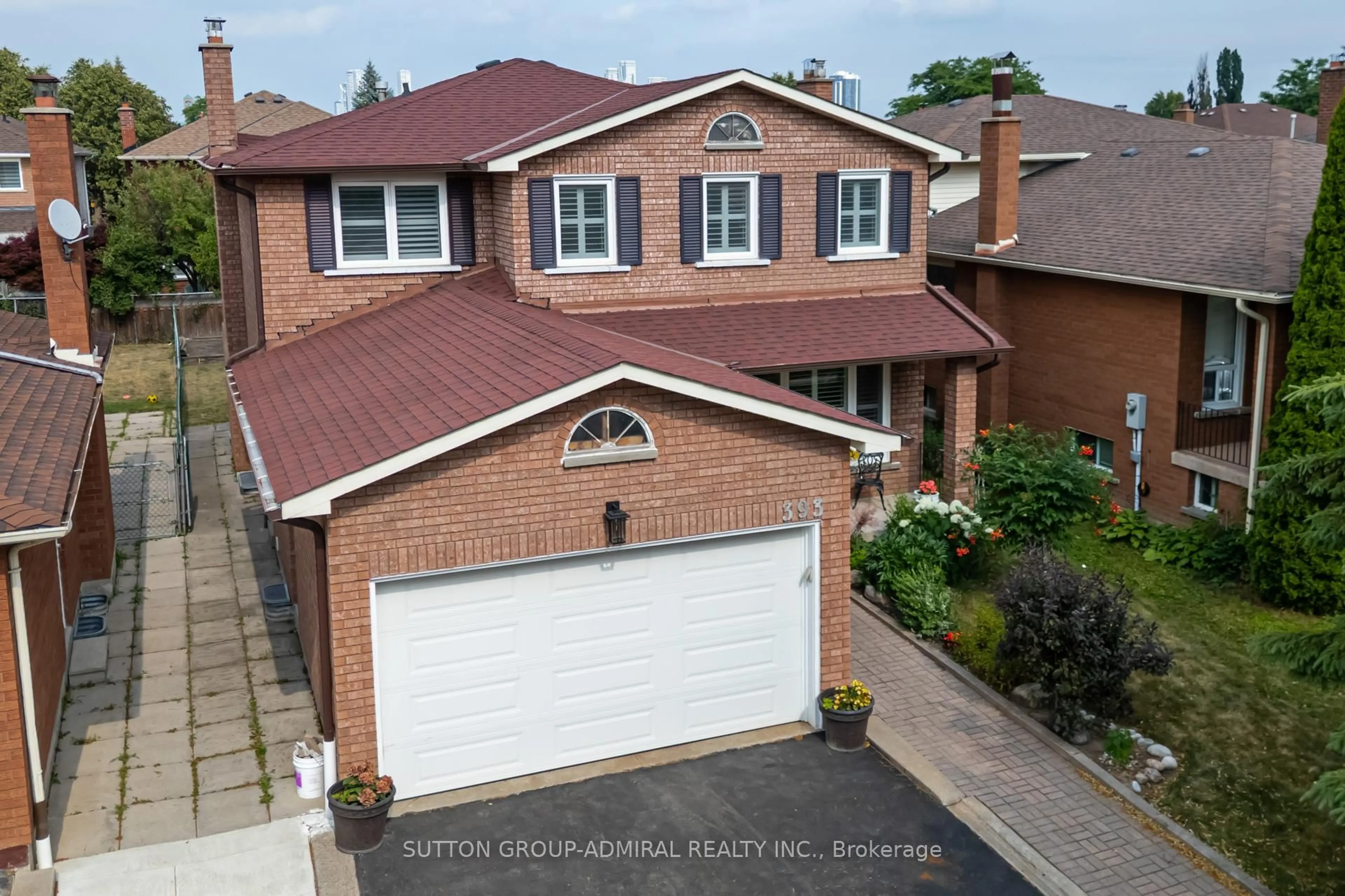 A pic from outside/outdoor area/front of a property/back of a property/a pic from drone, street for 393 Aberdeen Ave, Vaughan Ontario L4L 4B7