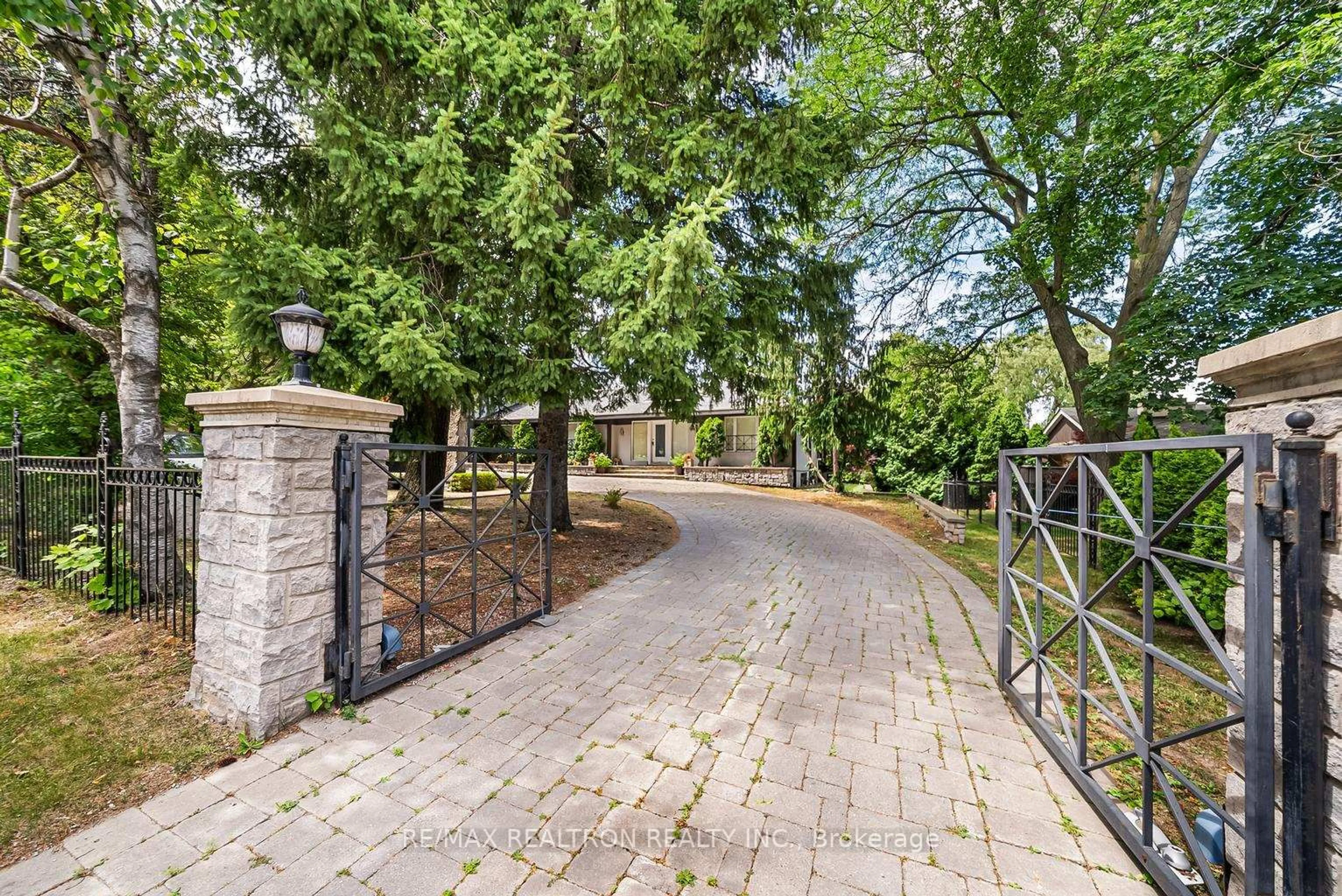 Patio, street for 318 Centre St, Vaughan Ontario L4J 1G7