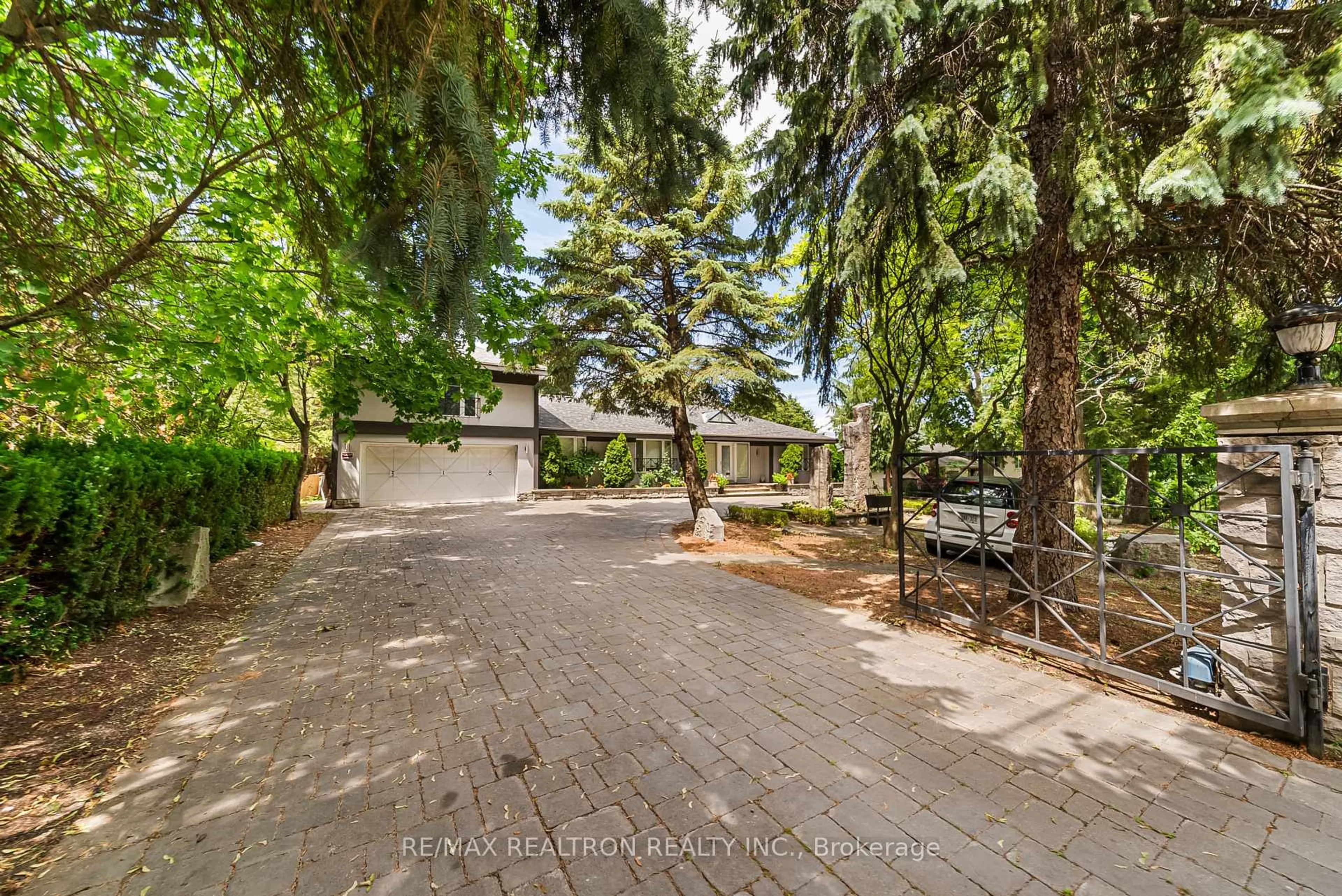 A pic from outside/outdoor area/front of a property/back of a property/a pic from drone, street for 318 Centre St, Vaughan Ontario L4J 1G7