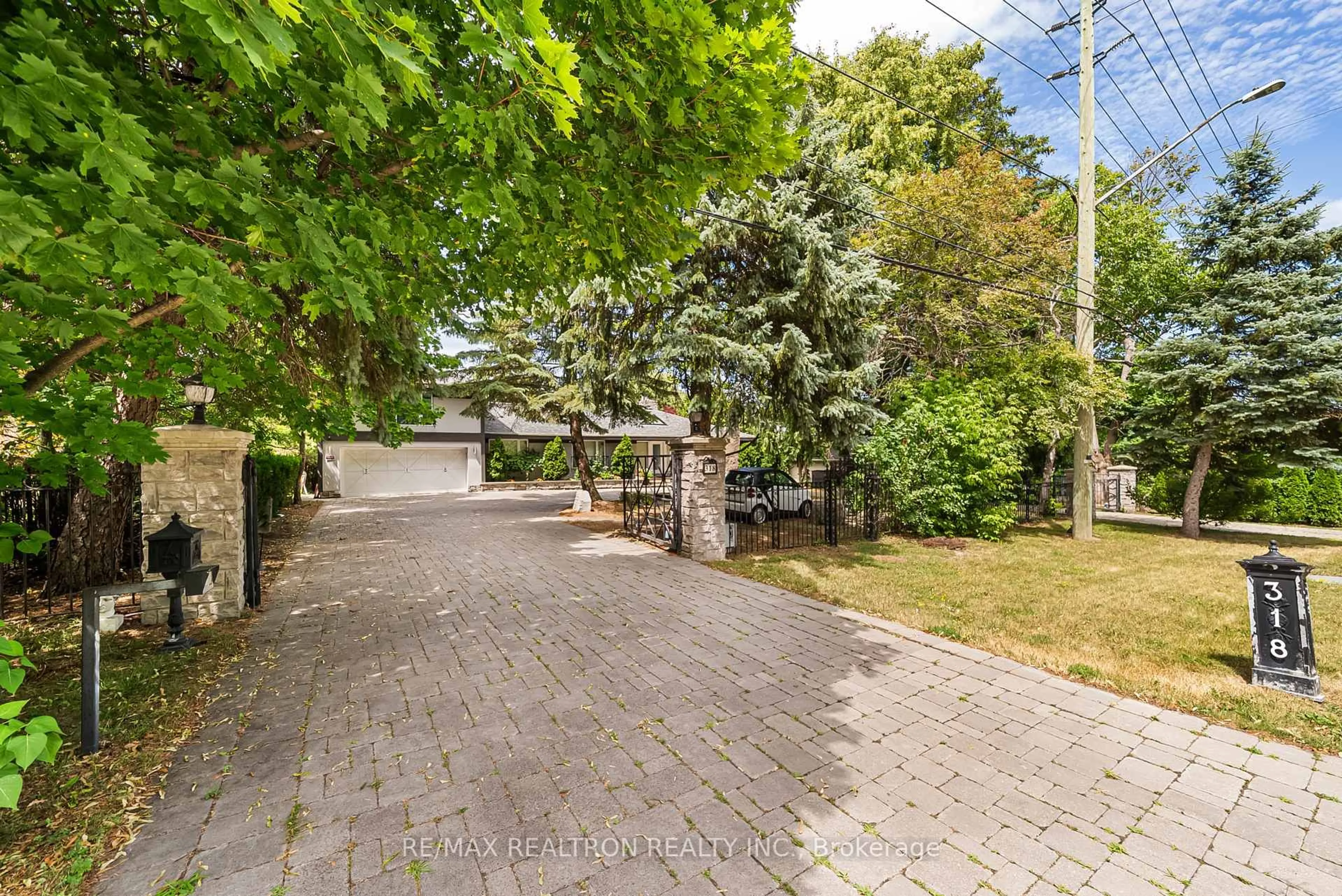 Patio, street for 318 Centre St, Vaughan Ontario L4J 1G7