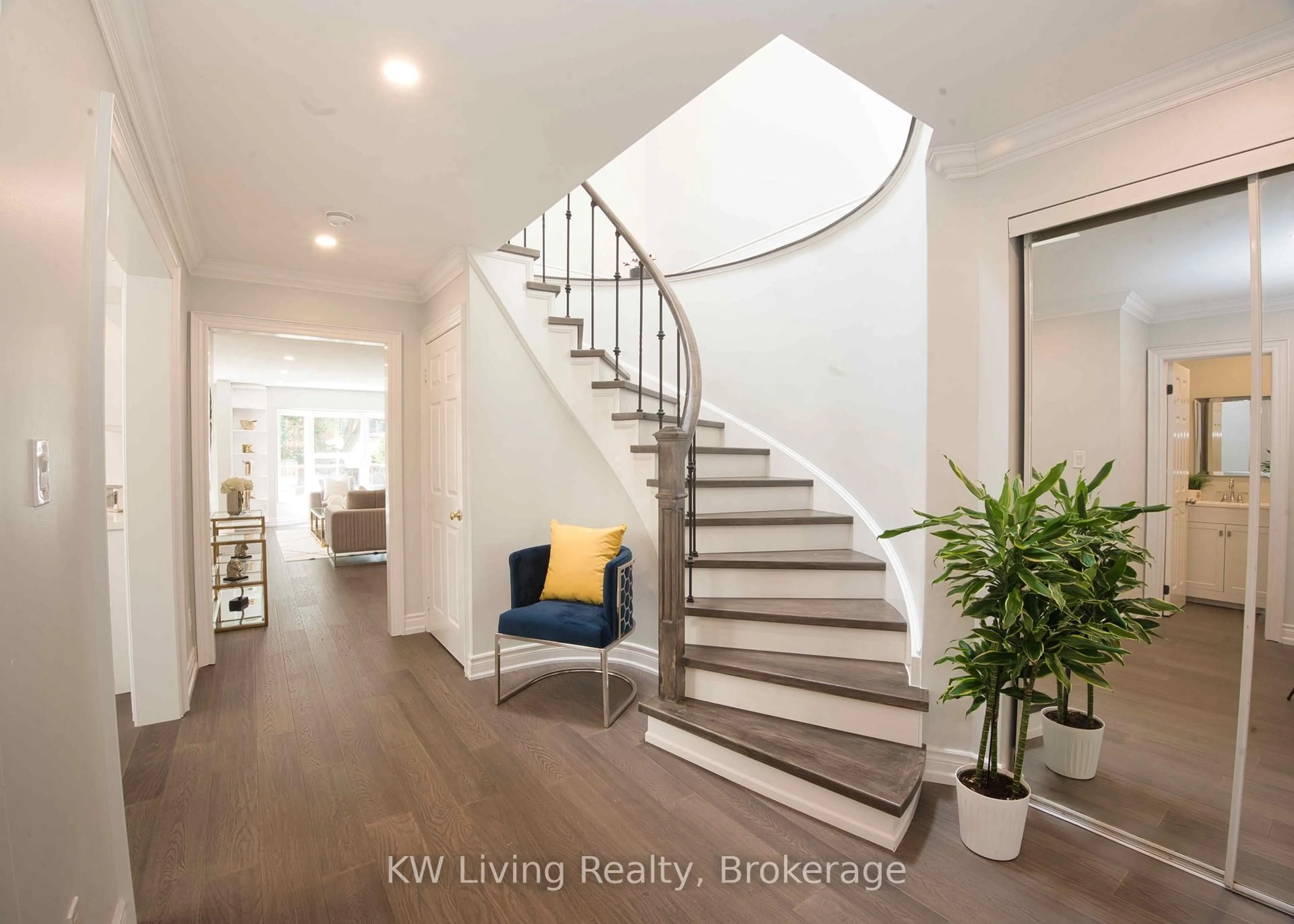 Indoor entryway for 27 Sunbird Blvd, Georgina Ontario L4P 3R9