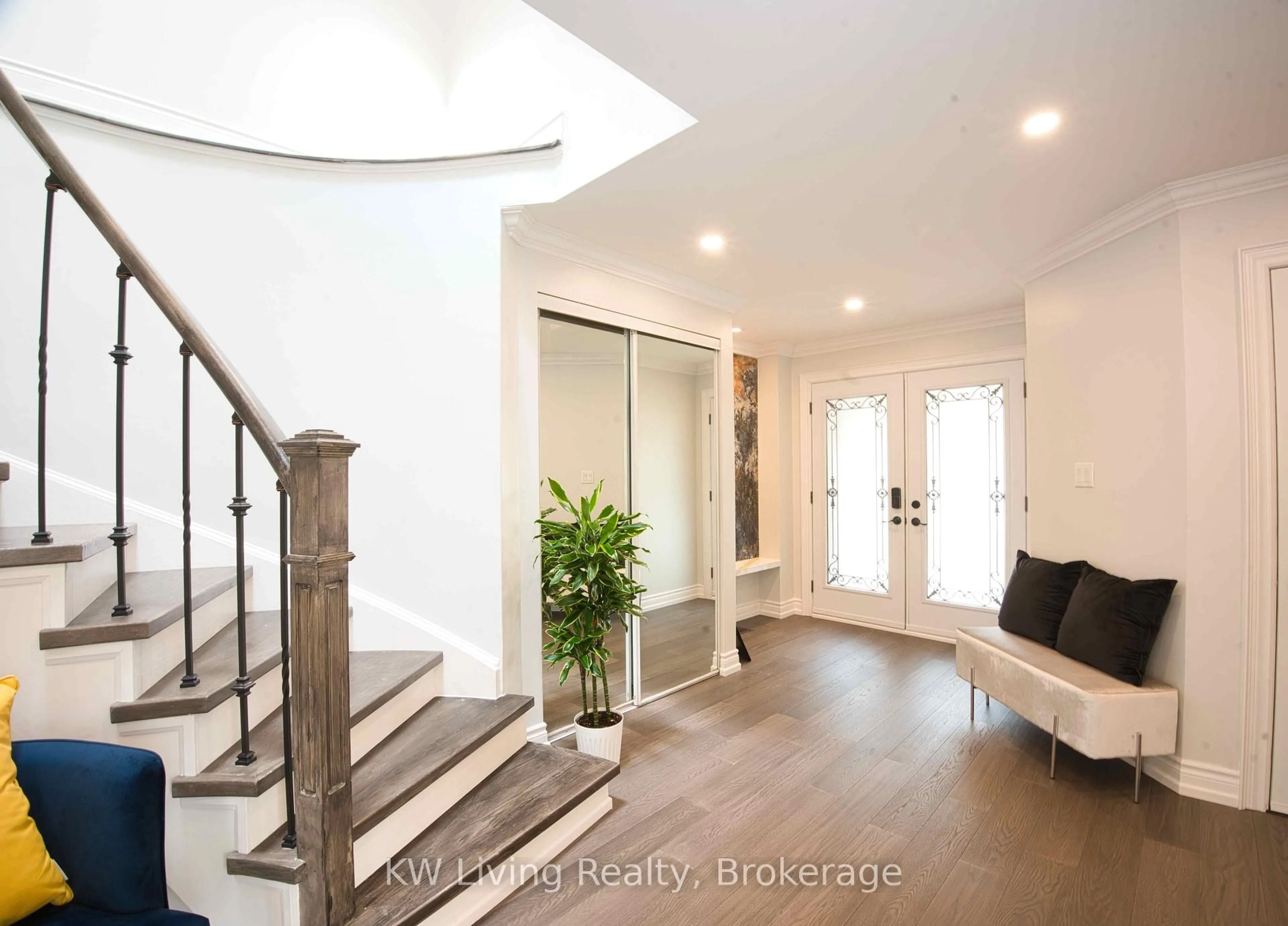 Indoor entryway for 27 Sunbird Blvd, Georgina Ontario L4P 3R9