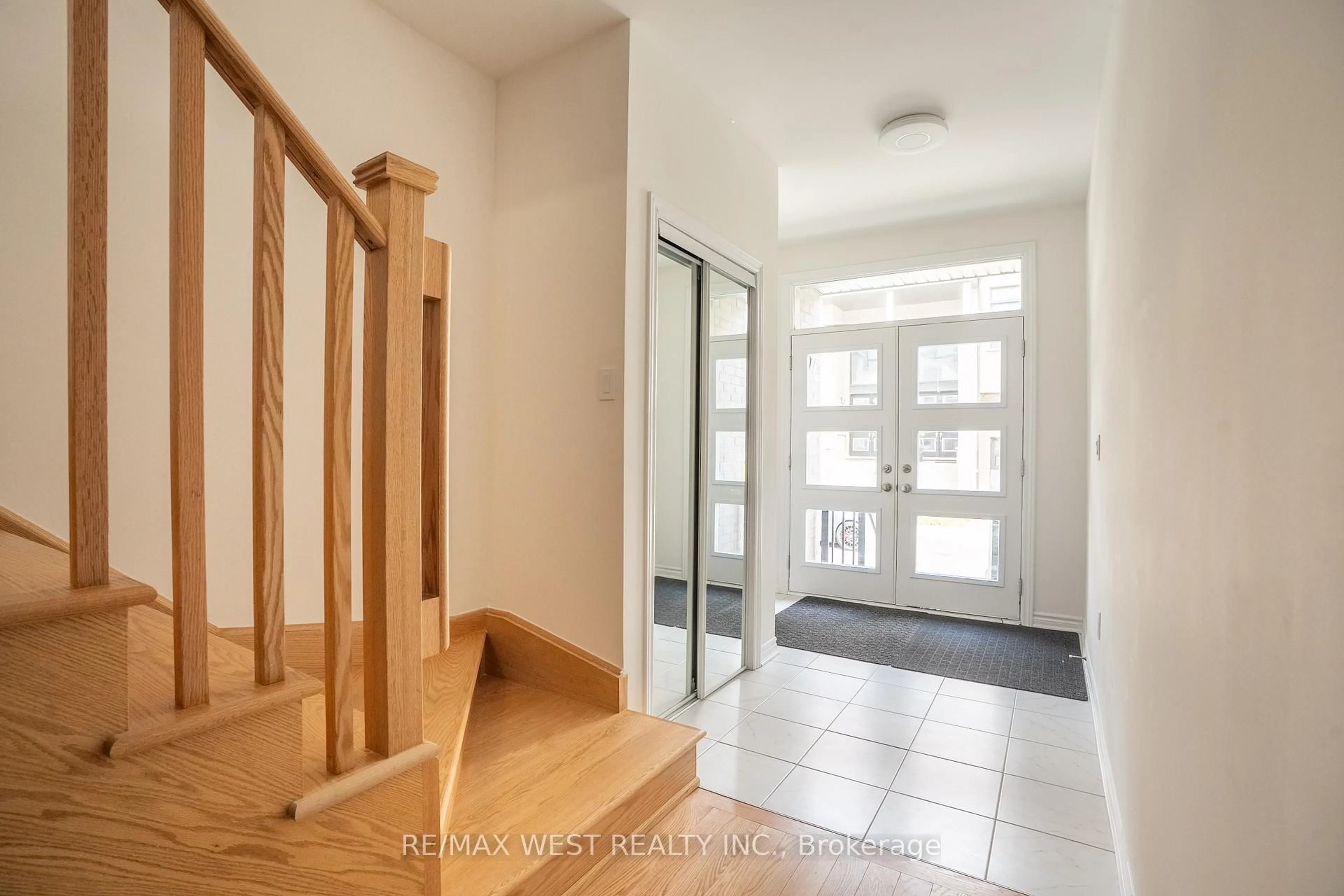 Indoor entryway for 15 Quilico Rd, Vaughan Ontario L4H 5H1