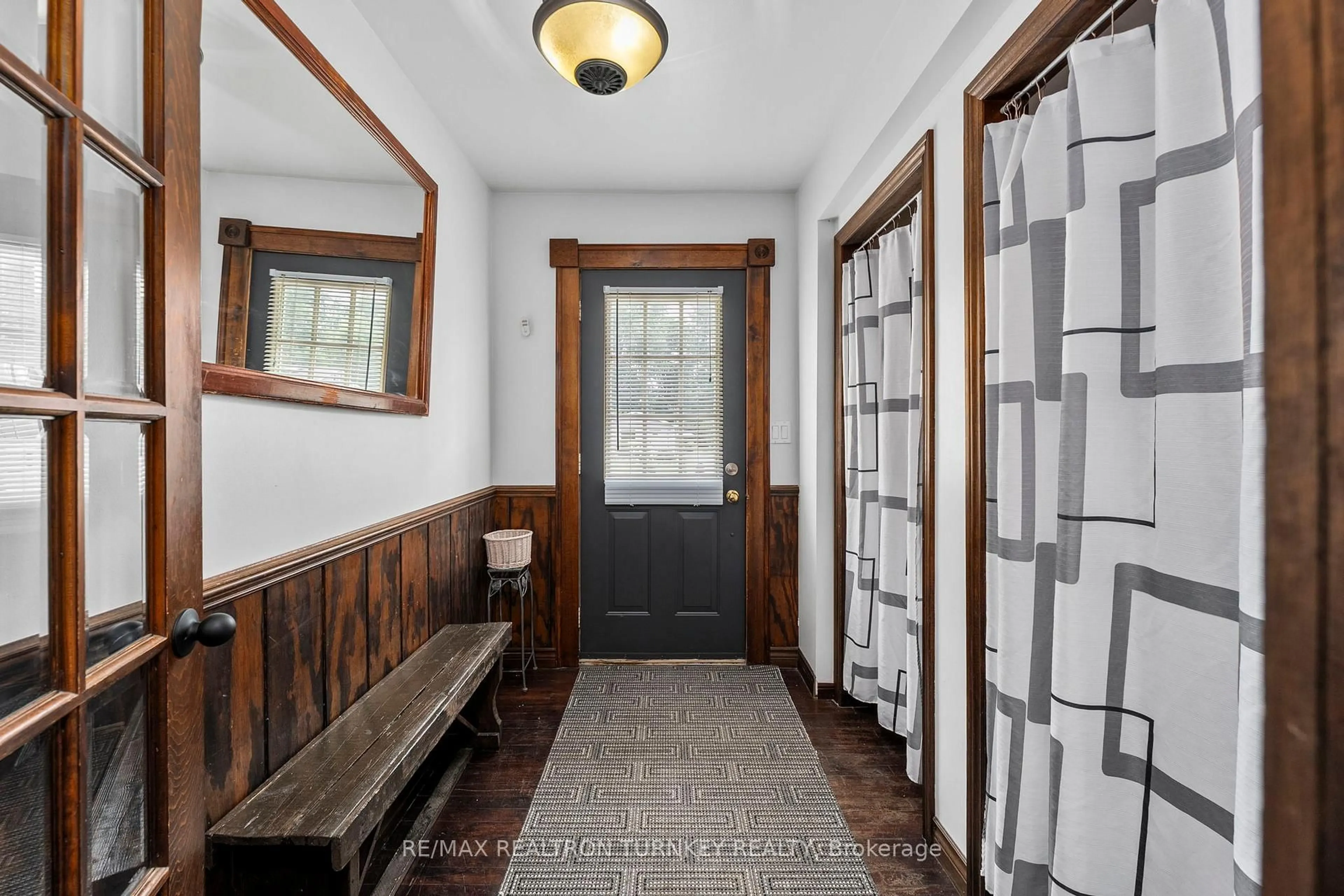 Indoor entryway for 212 Bayview Ave, Georgina Ontario L4P 2T2