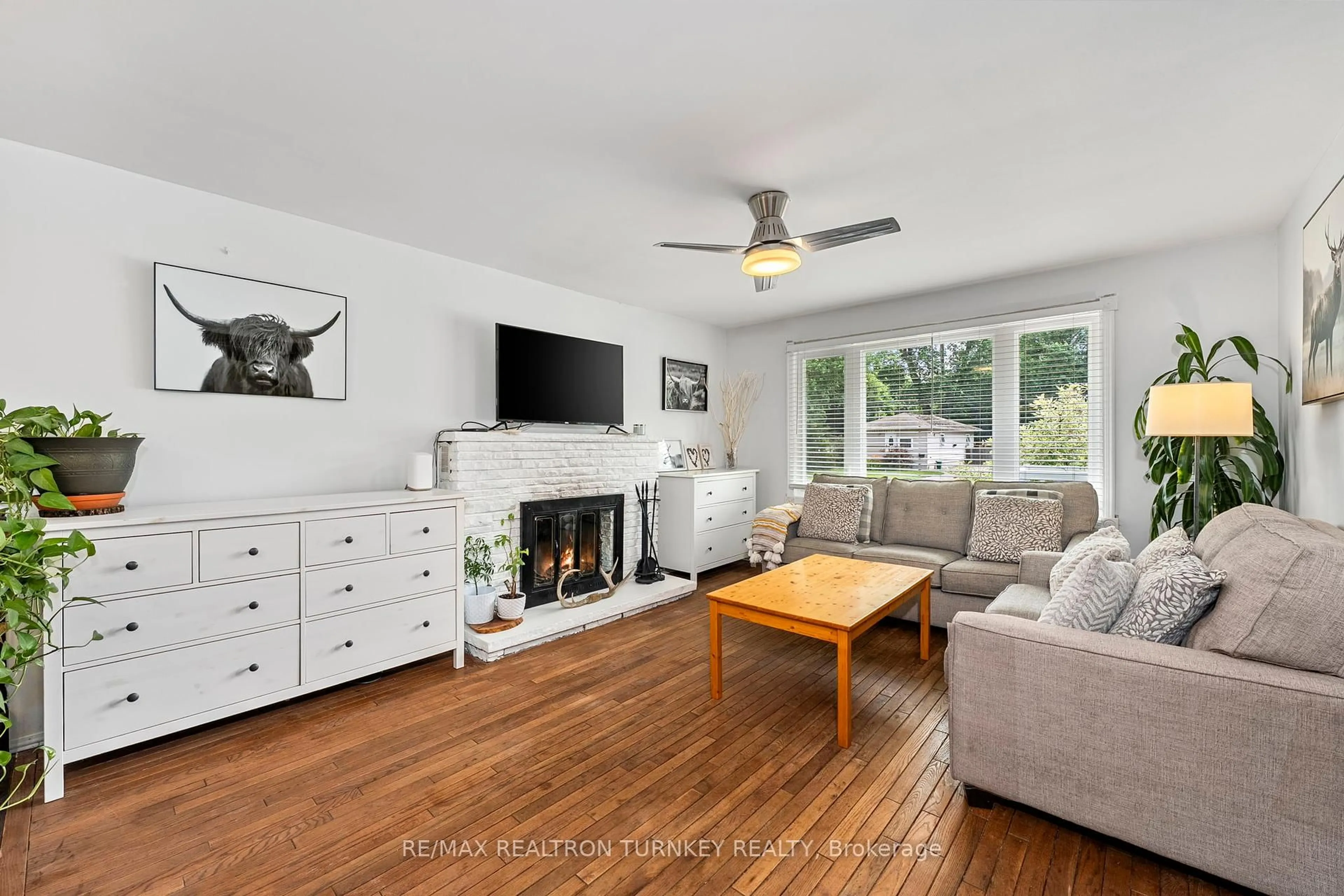 Living room with furniture, wood/laminate floor for 212 Bayview Ave, Georgina Ontario L4P 2T2