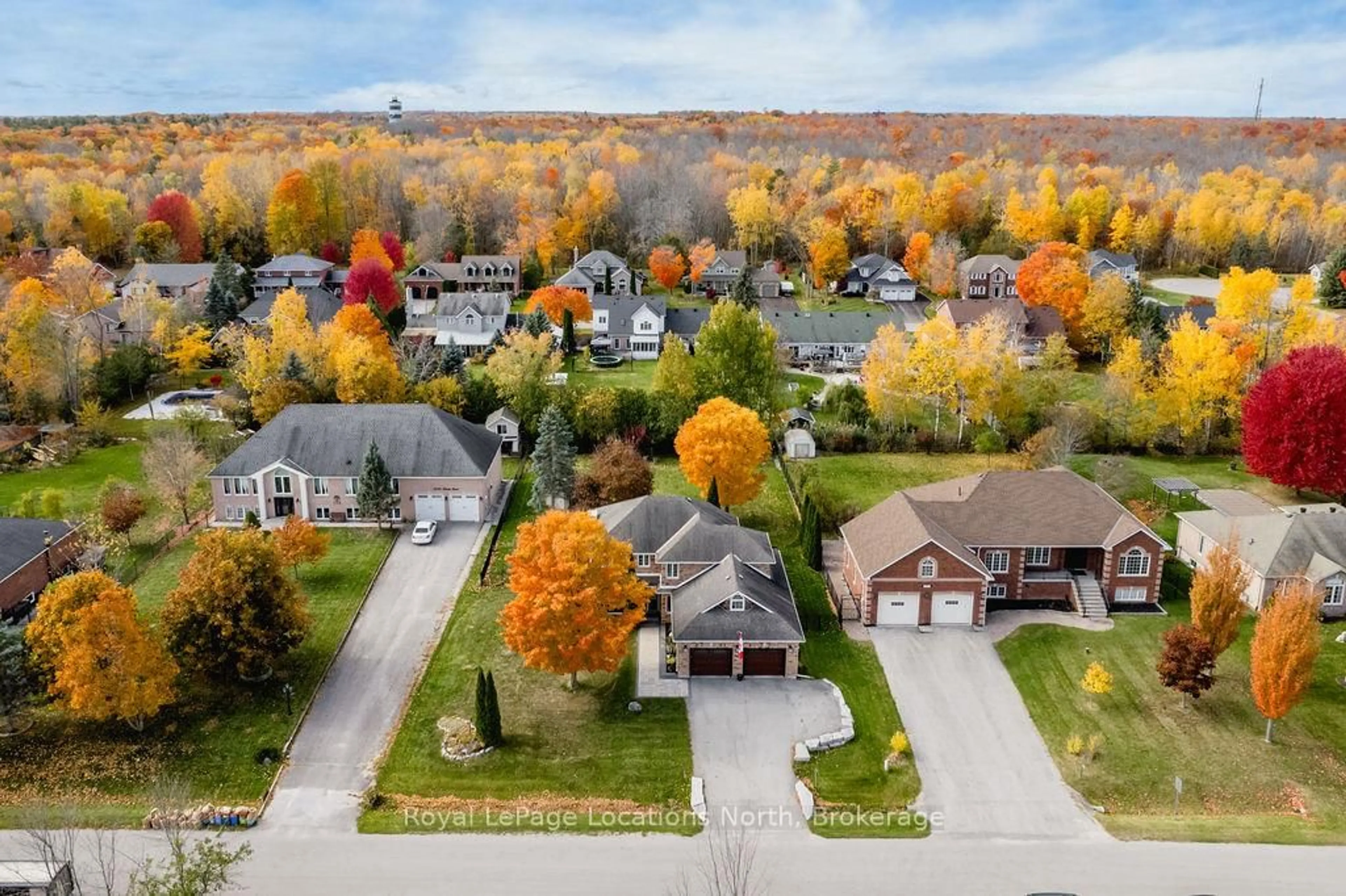 A pic from outside/outdoor area/front of a property/back of a property/a pic from drone, mountain view for 3580 LINDA St, Innisfil Ontario L9S 2L2