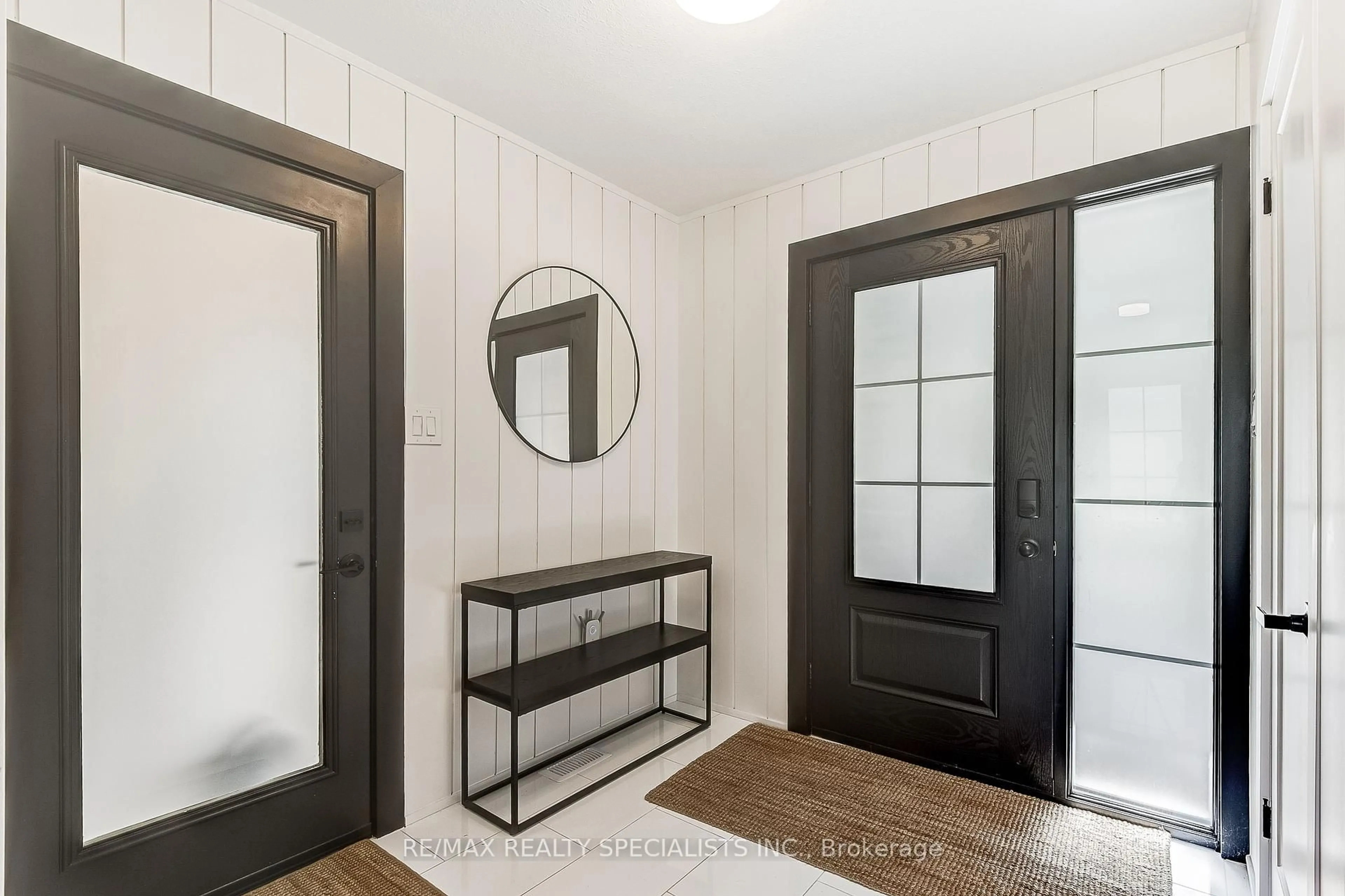 Indoor entryway for 40 Kevin Cres, Essa Ontario L0L 2N0