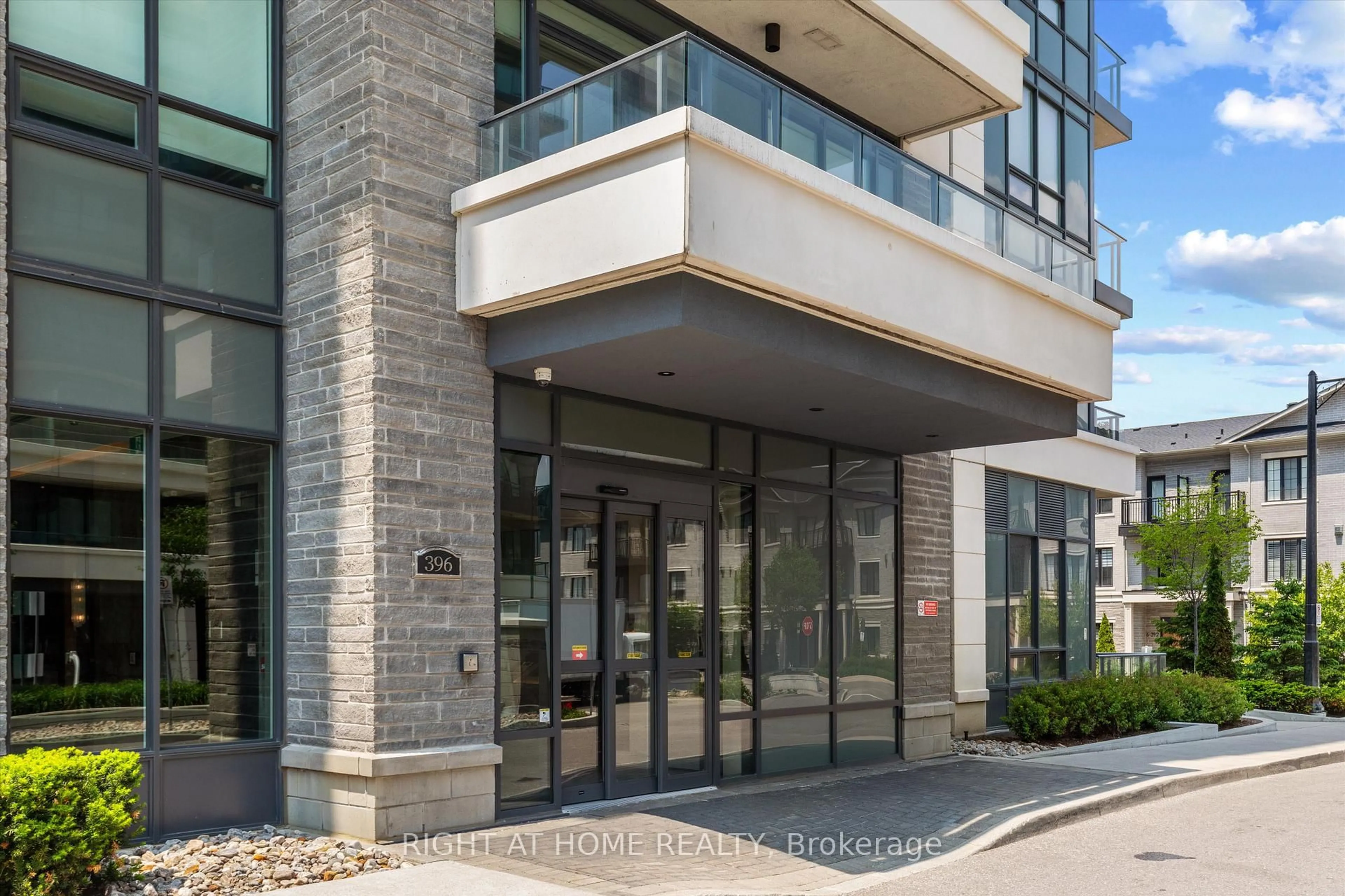 Indoor foyer for 396 Highway 7 #809, Richmond Hill Ontario L4B 0G7