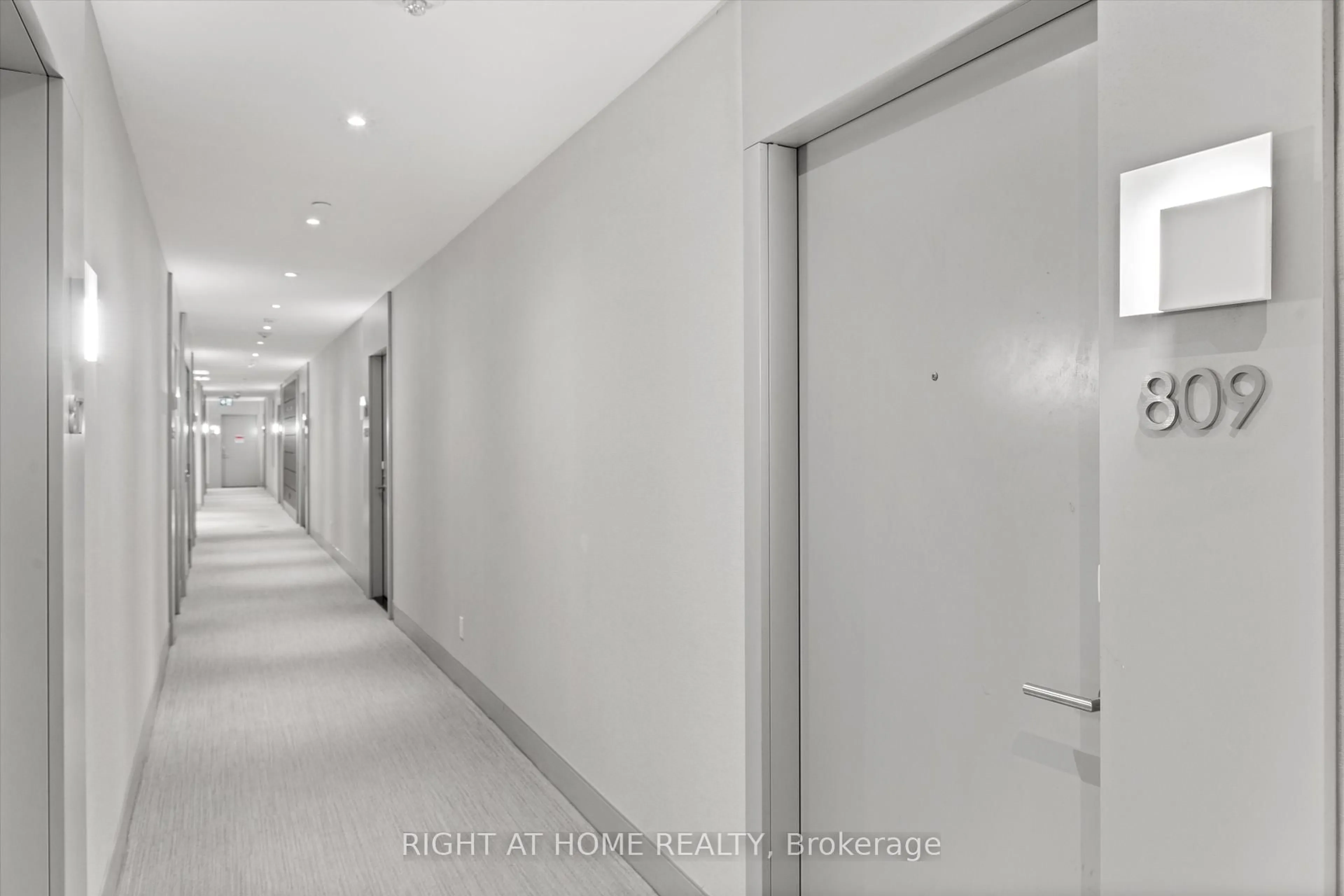 Indoor foyer for 396 Highway 7 #809, Richmond Hill Ontario L4B 0G7