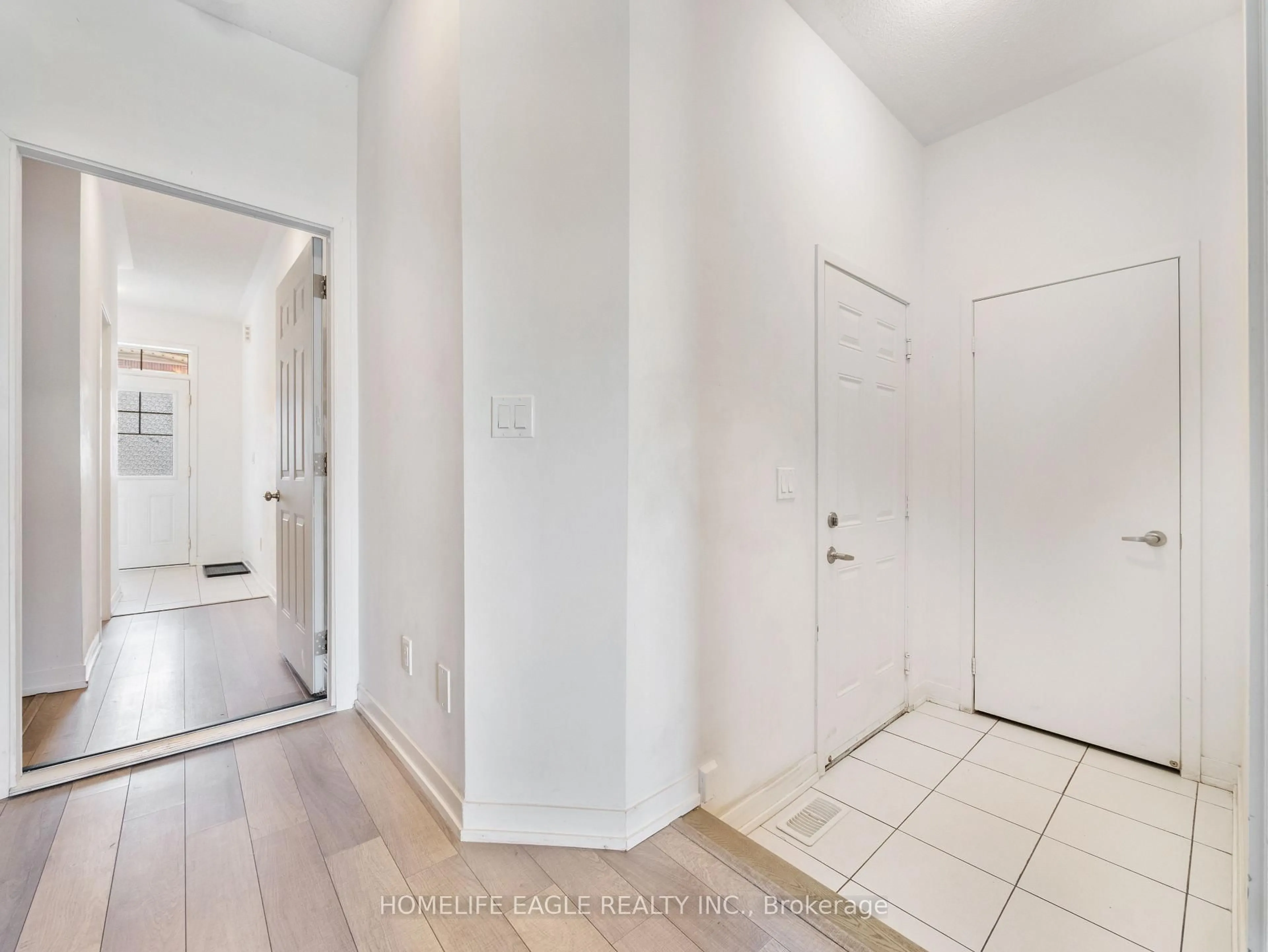 Indoor entryway for 228 Bennett St, Newmarket Ontario L3X 1B8