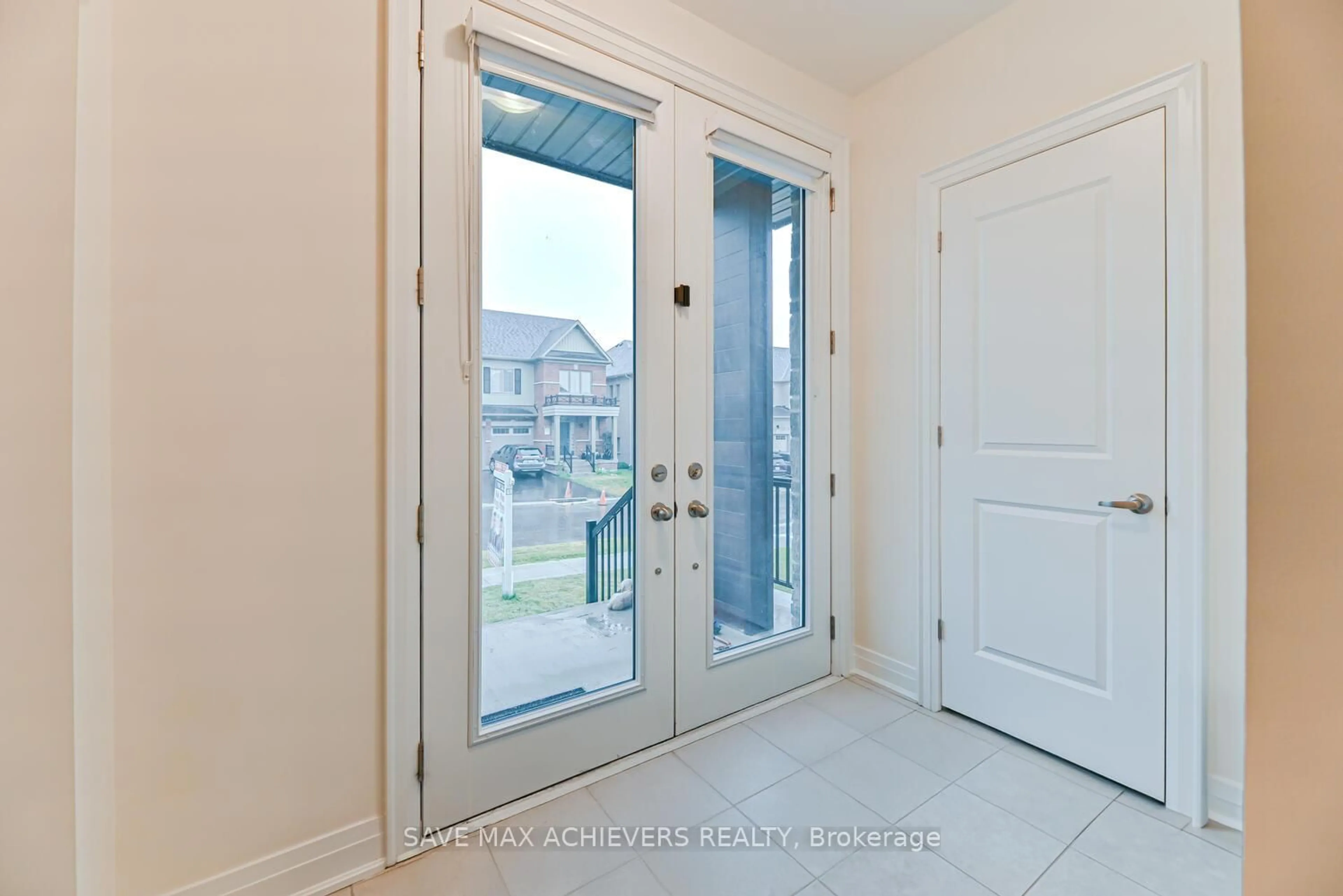 Indoor entryway for 74 KENTLEDGE AV Ave, East Gwillimbury Ontario L9N 0V9