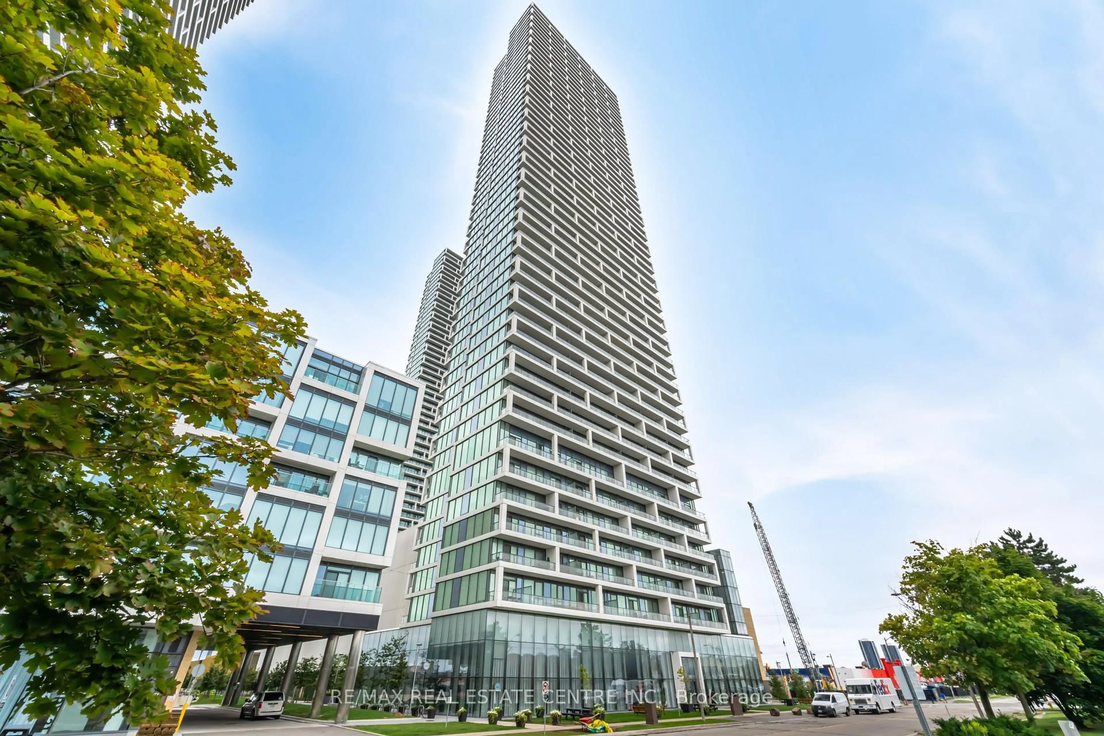 Indoor foyer for 898 Portage Pkwy #3307, Vaughan Ontario L4K 0J6