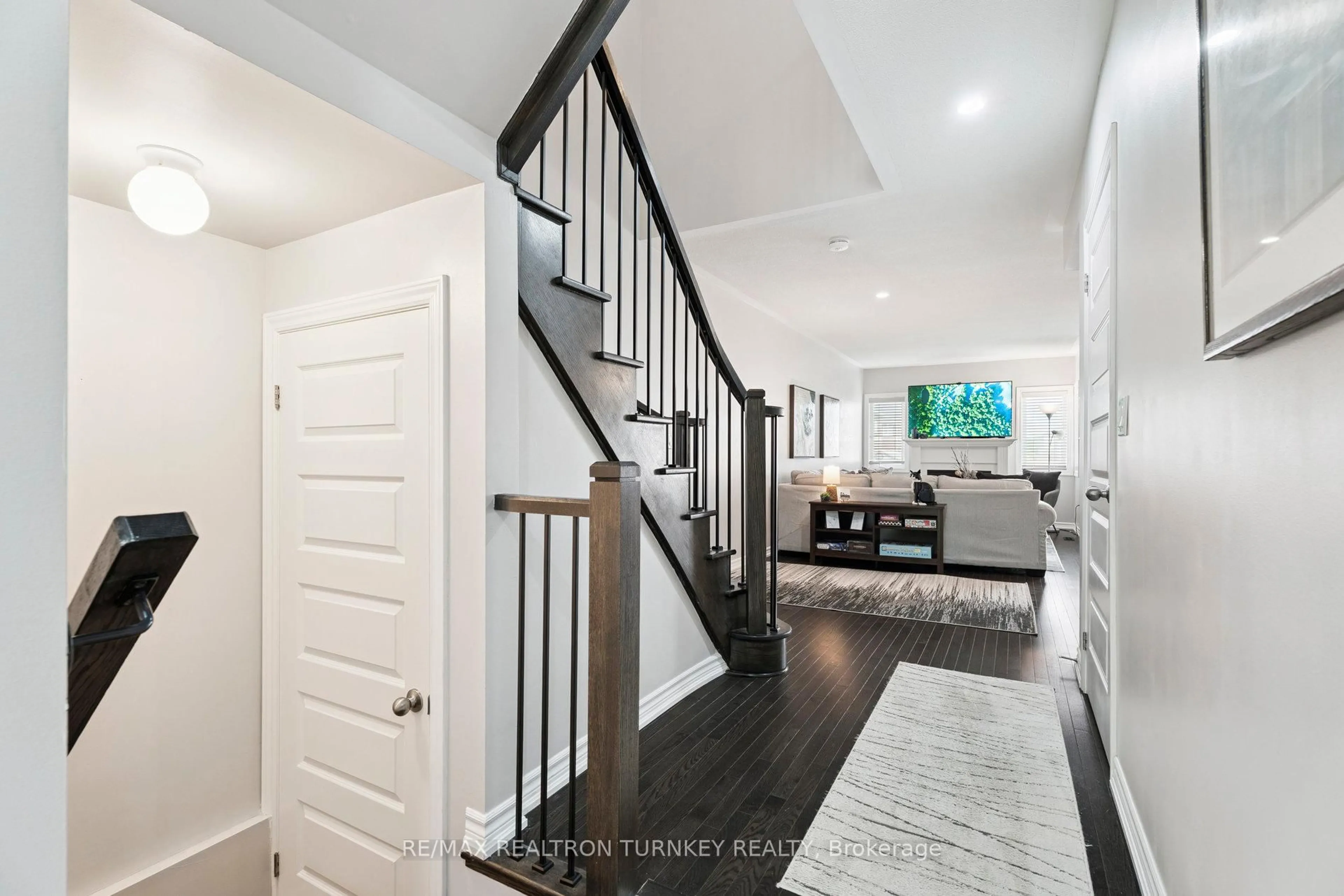 Indoor entryway for 29 Anne Pegg Cres, Georgina Ontario L0E 1R0