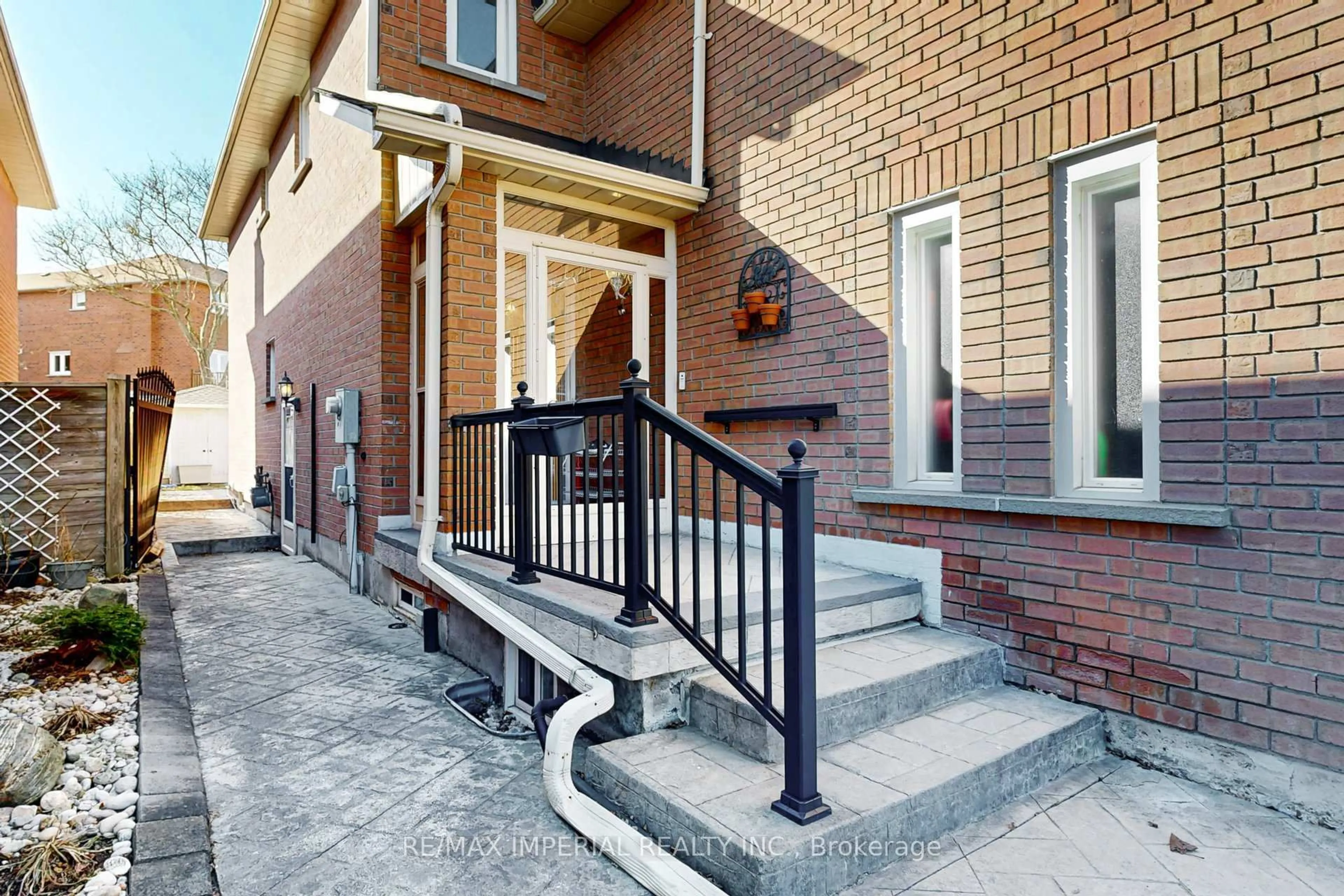 Home with brick exterior material, street for 124 Summitcrest Dr, Richmond Hill Ontario L4S 1A9
