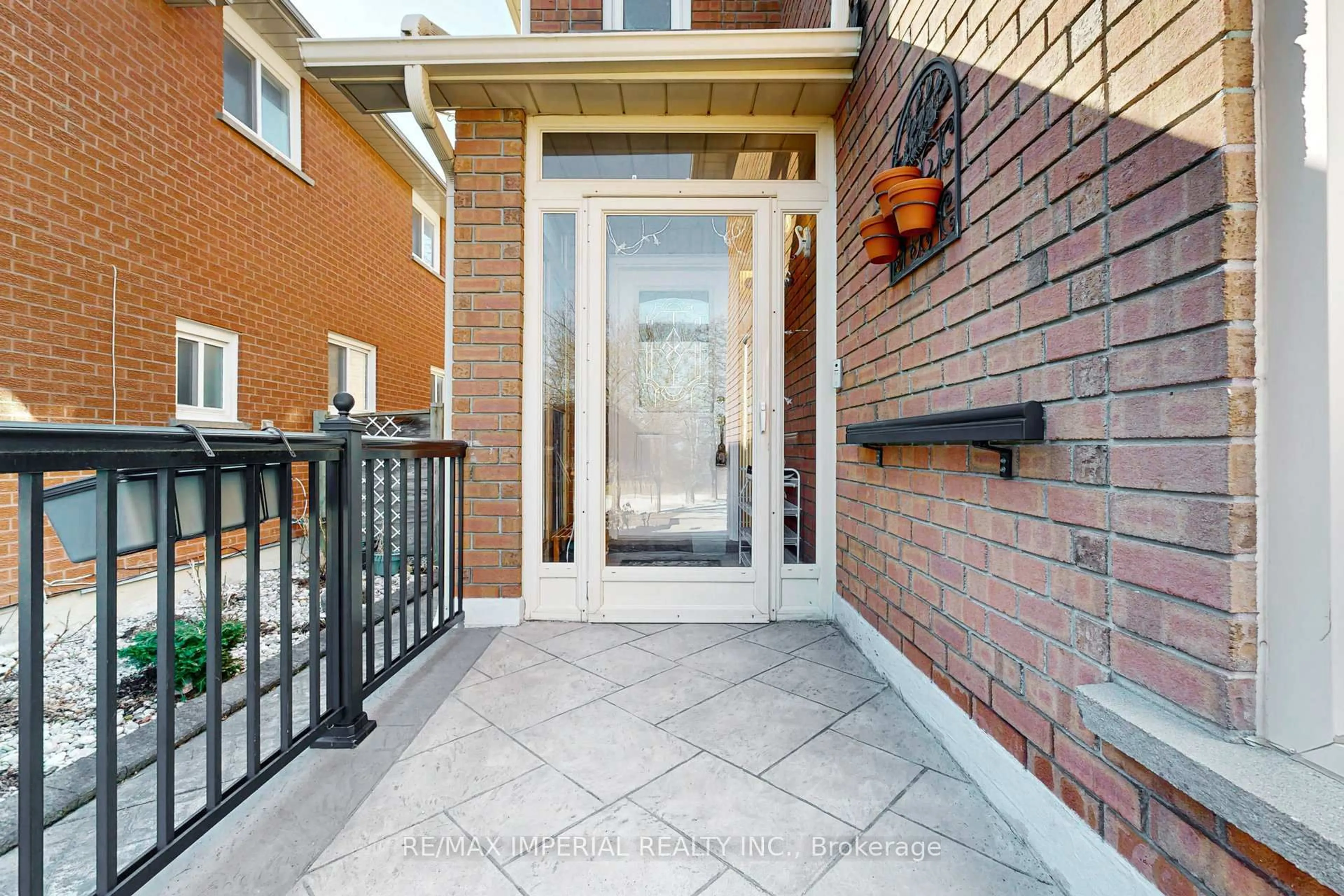 Indoor entryway for 124 Summitcrest Dr, Richmond Hill Ontario L4S 1A9