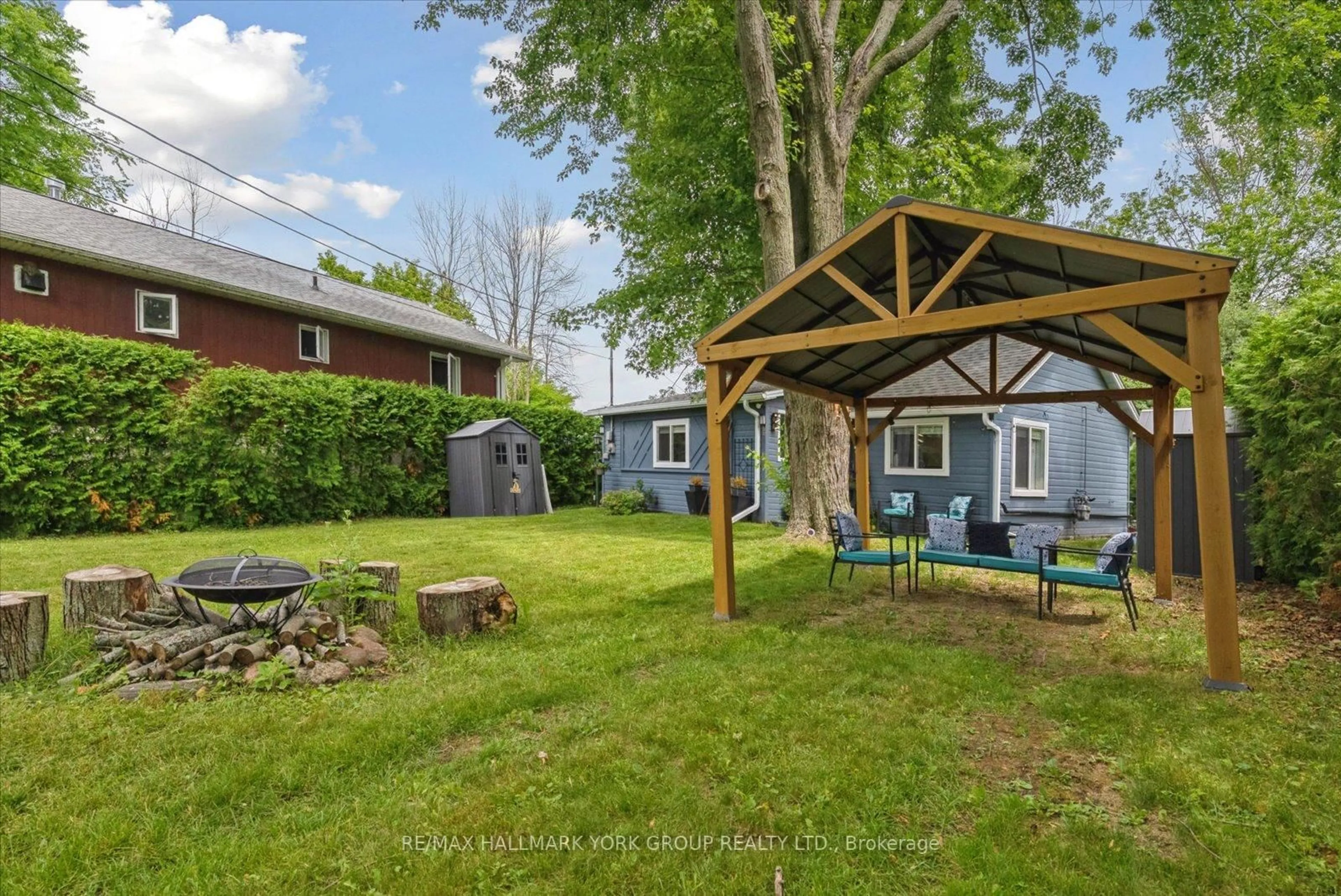 Patio, street for 77 Blue Heron Dr, Georgina Ontario L0E 1N0