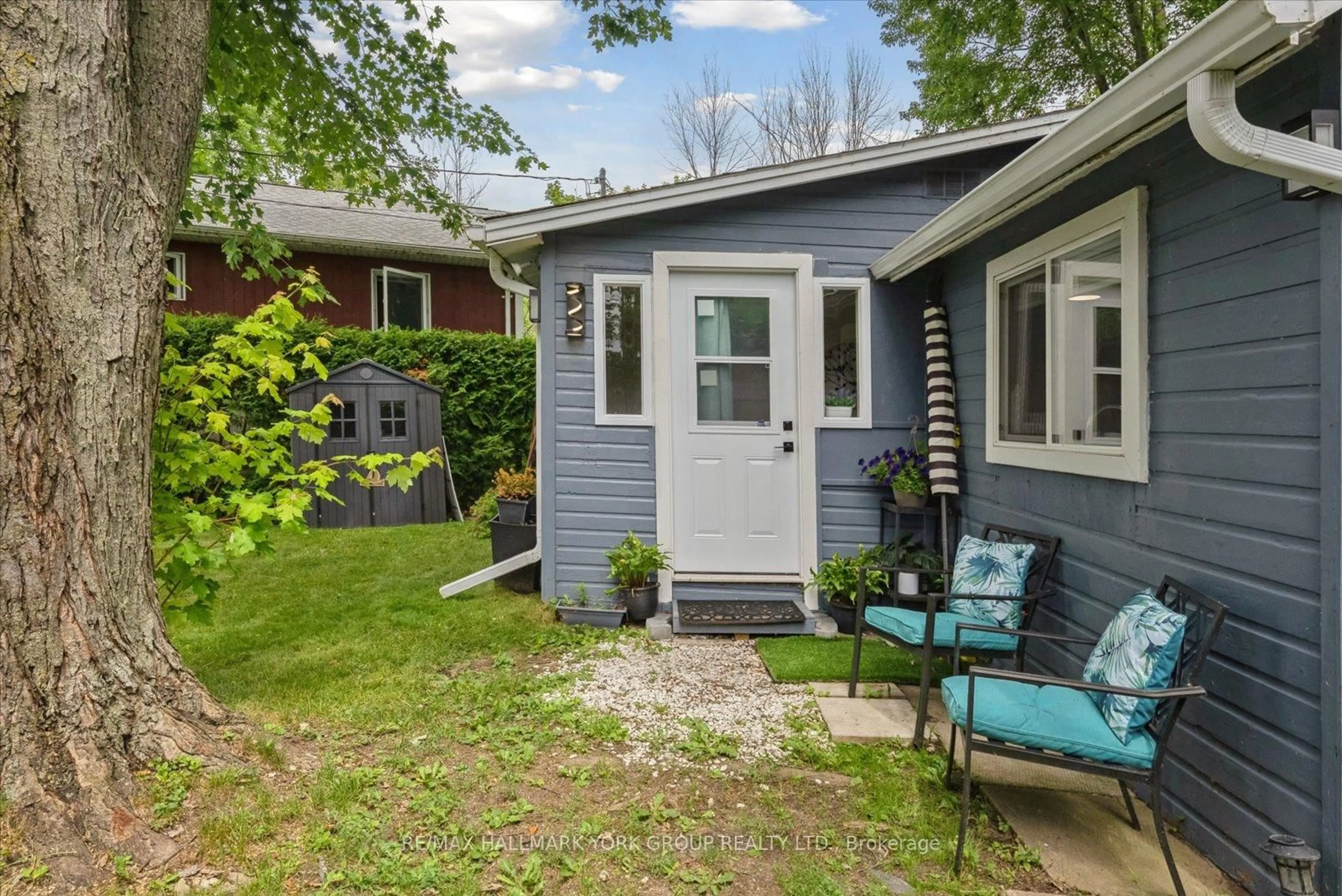 Patio, street for 77 Blue Heron Dr, Georgina Ontario L0E 1N0