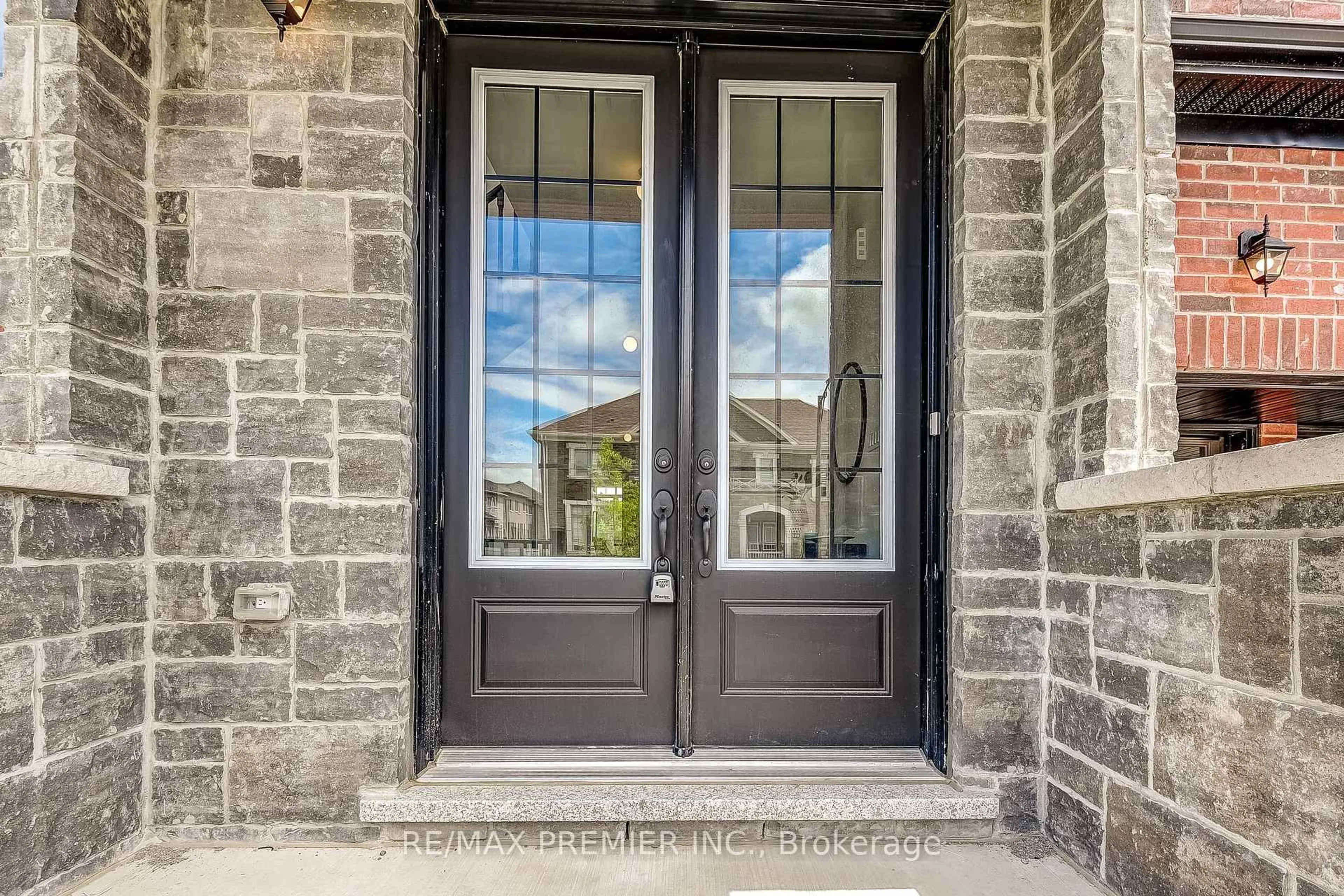 Indoor entryway for 350 Boundary Blvd, Whitchurch-Stouffville Ontario L4A 5E2