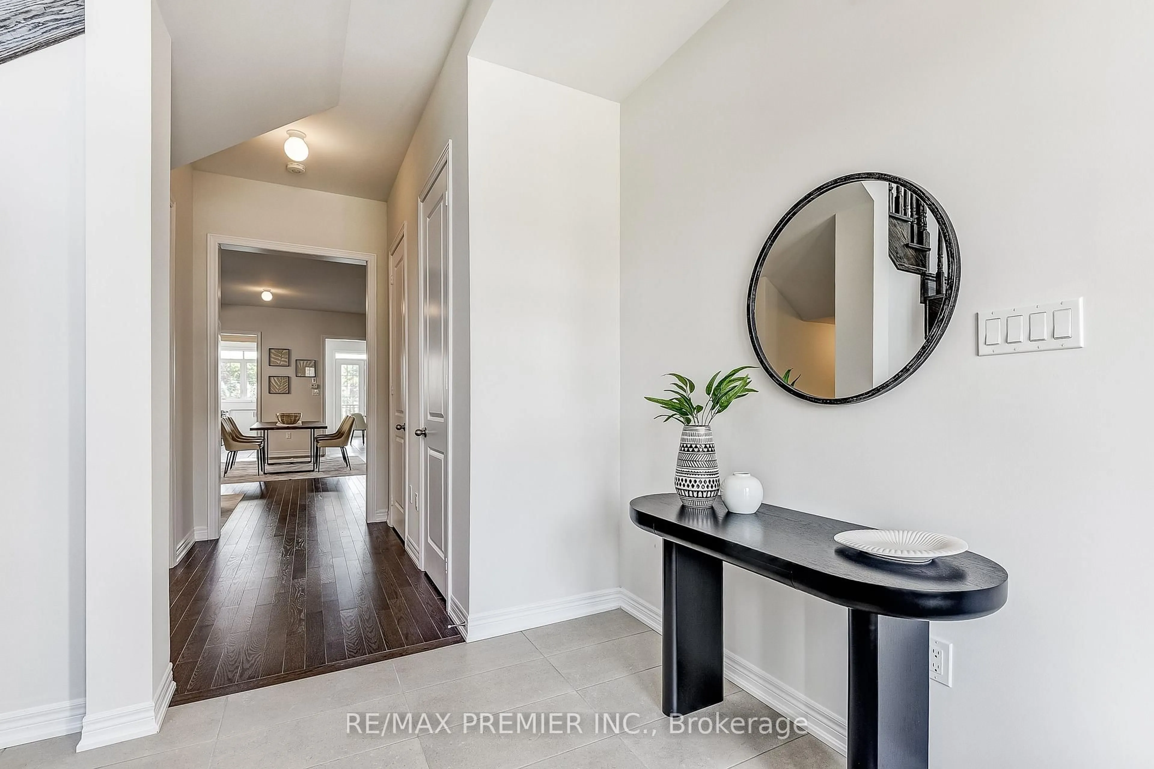 Indoor entryway for 350 Boundary Blvd, Whitchurch-Stouffville Ontario L4A 5E2
