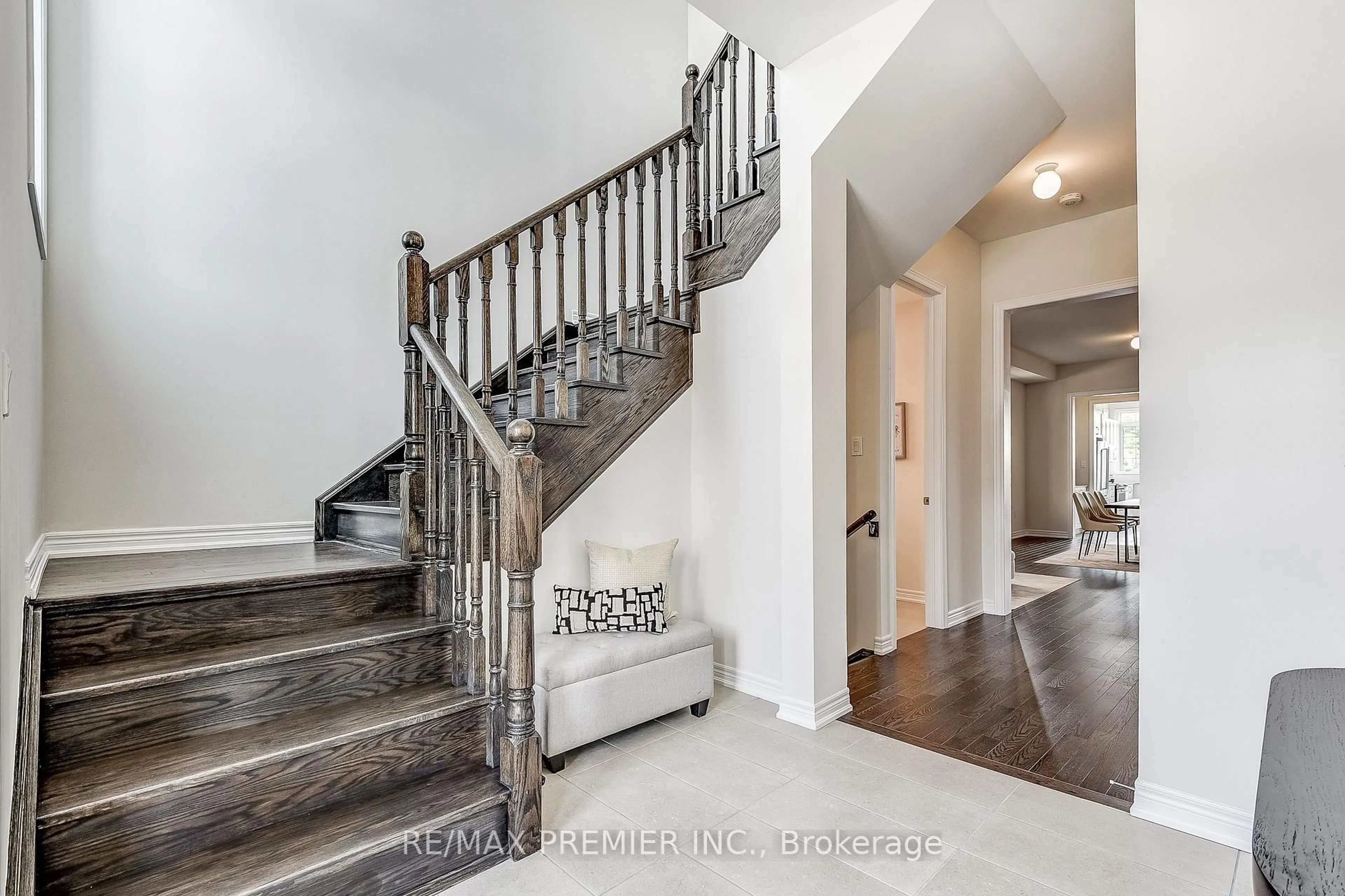 Stairs for 350 Boundary Blvd, Whitchurch-Stouffville Ontario L4A 5E2