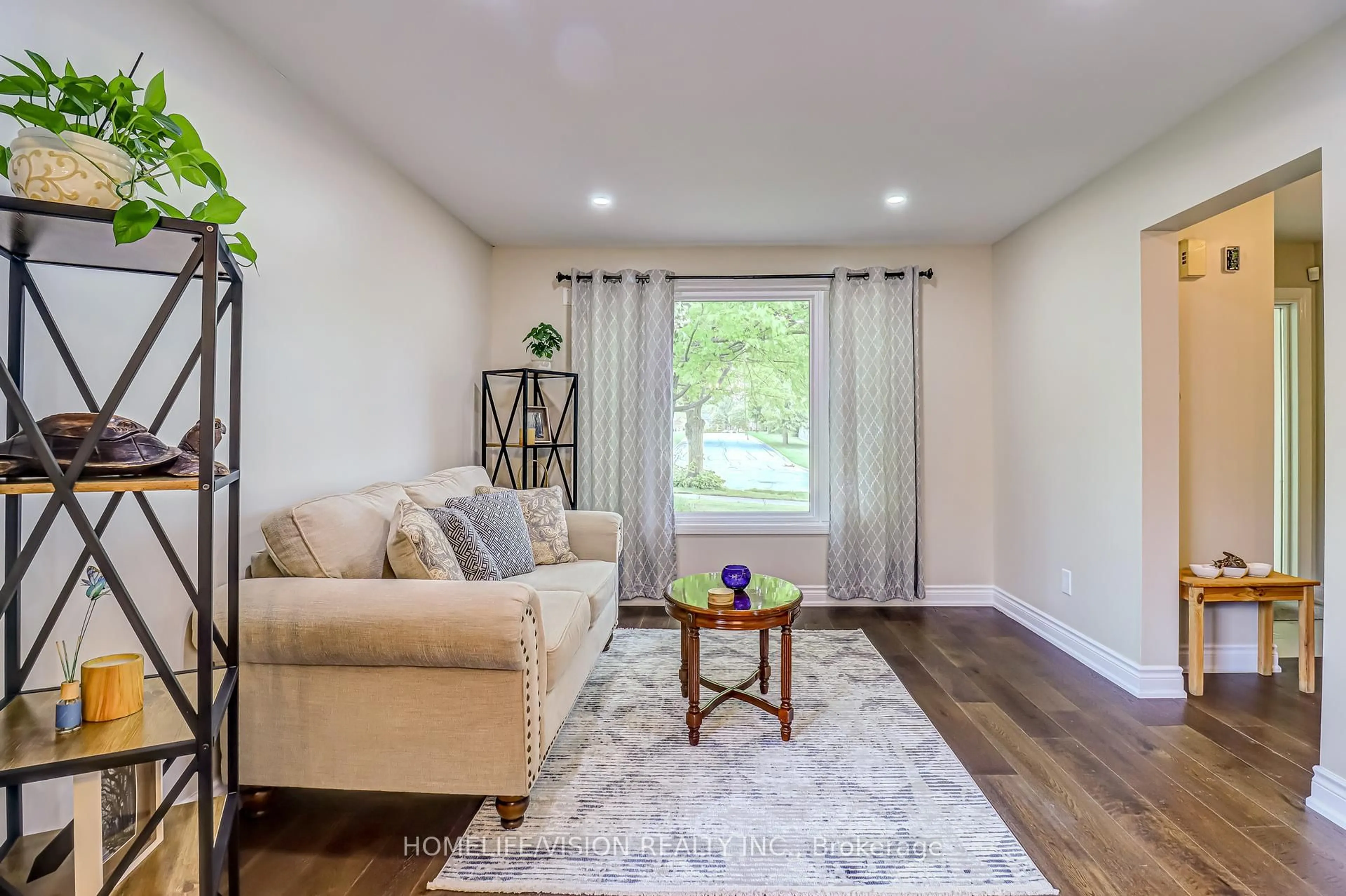 Living room with furniture, wood/laminate floor for 66 Munro Cres, Uxbridge Ontario L9P 1L8