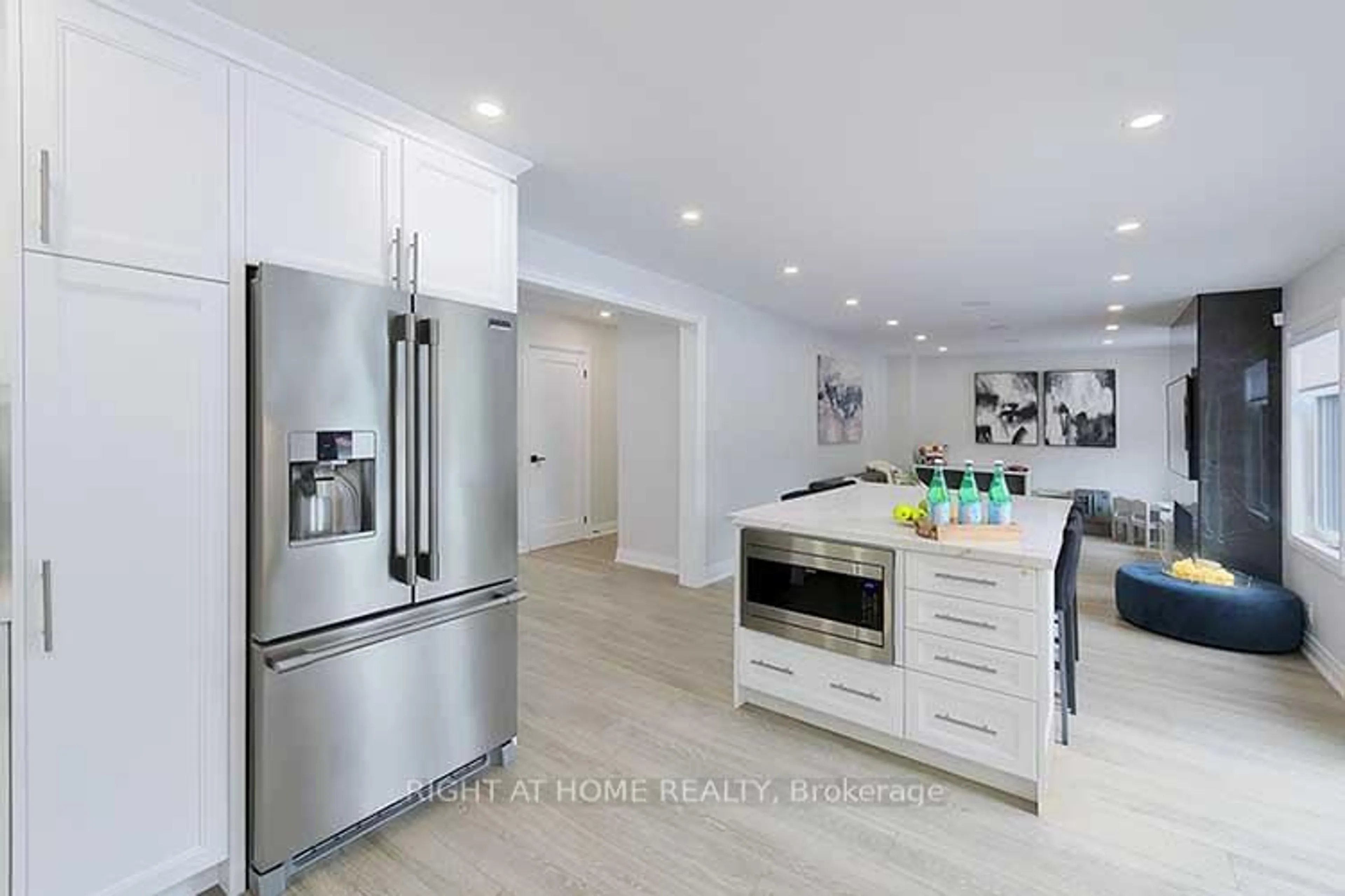 Contemporary kitchen, unknown for 413 Mathews Crt, Newmarket Ontario L3X 1C8