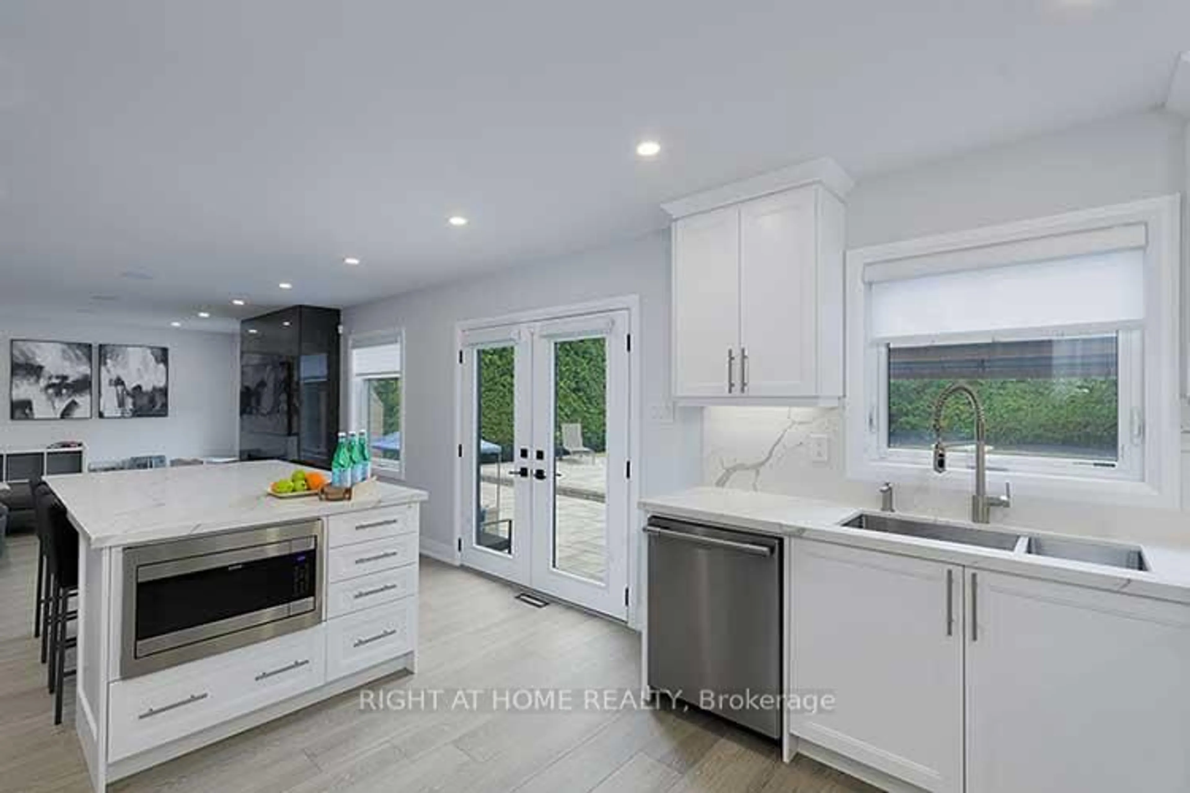 Open concept kitchen, ceramic/tile floor for 413 Mathews Crt, Newmarket Ontario L3X 1C8