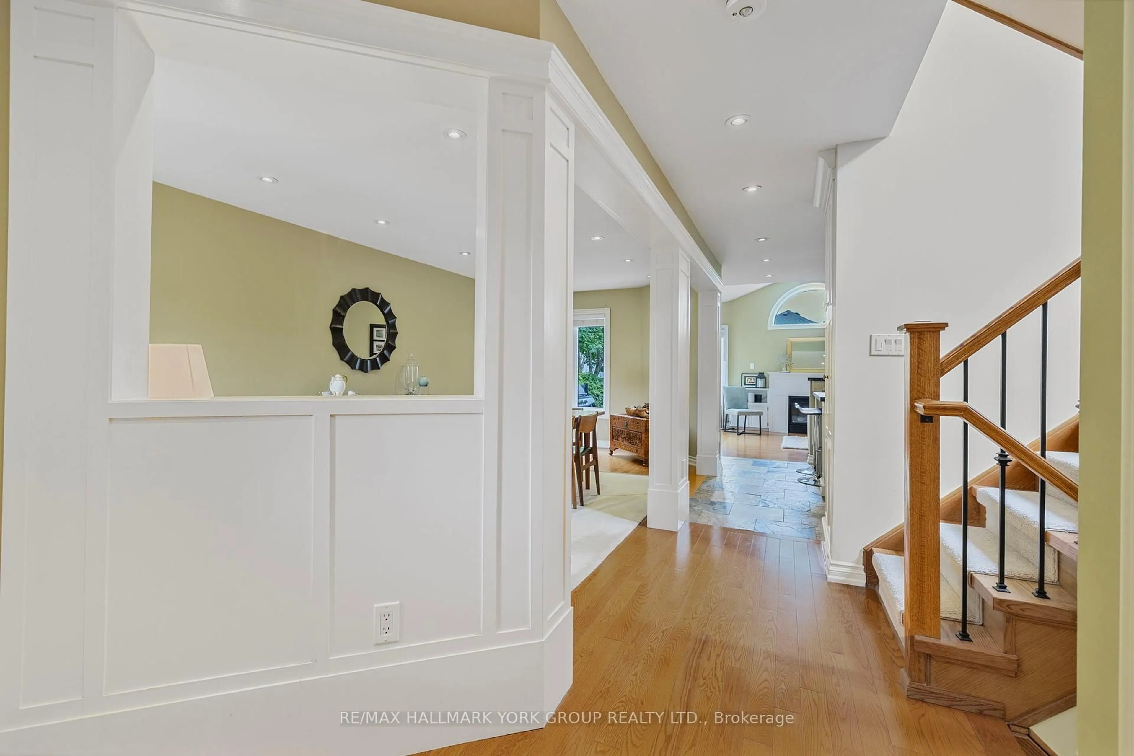 Indoor foyer for 110 Rush Rd, Aurora Ontario L4G 7G5
