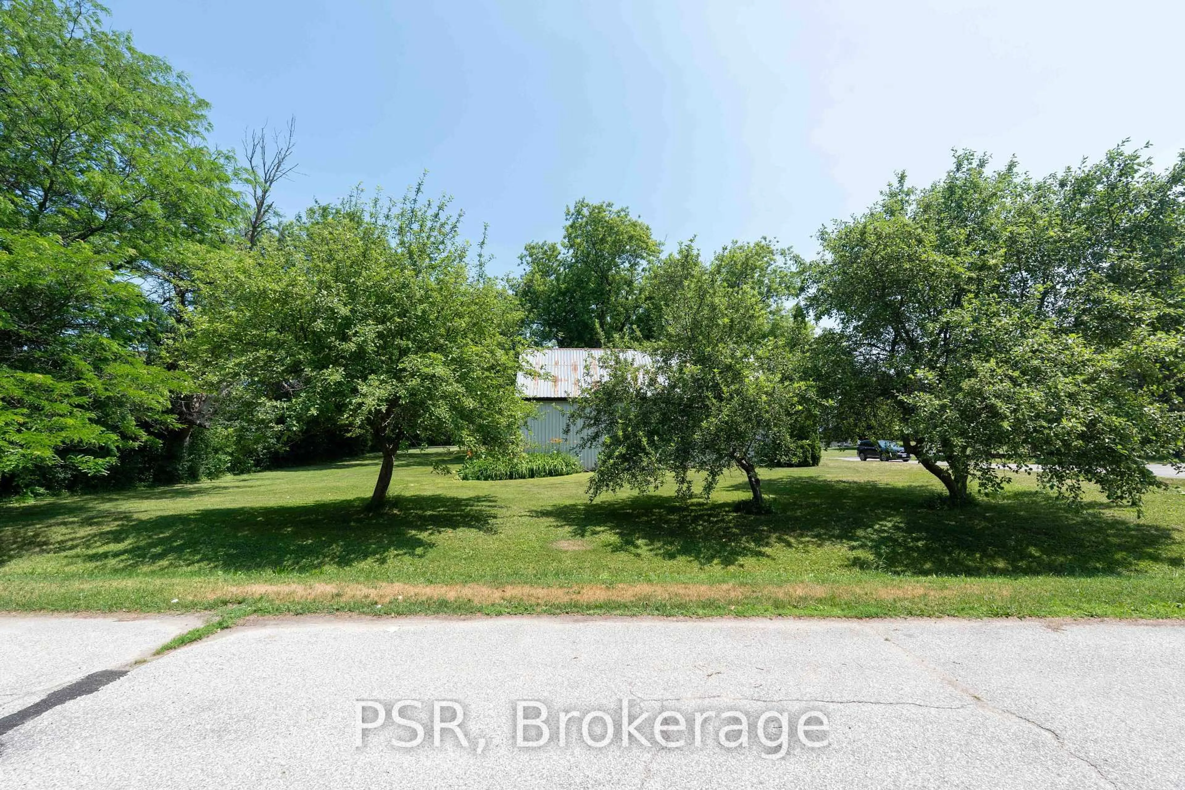 A pic from outside/outdoor area/front of a property/back of a property/a pic from drone, street for 10 Kingscross Dr, King Ontario L7B 1E5