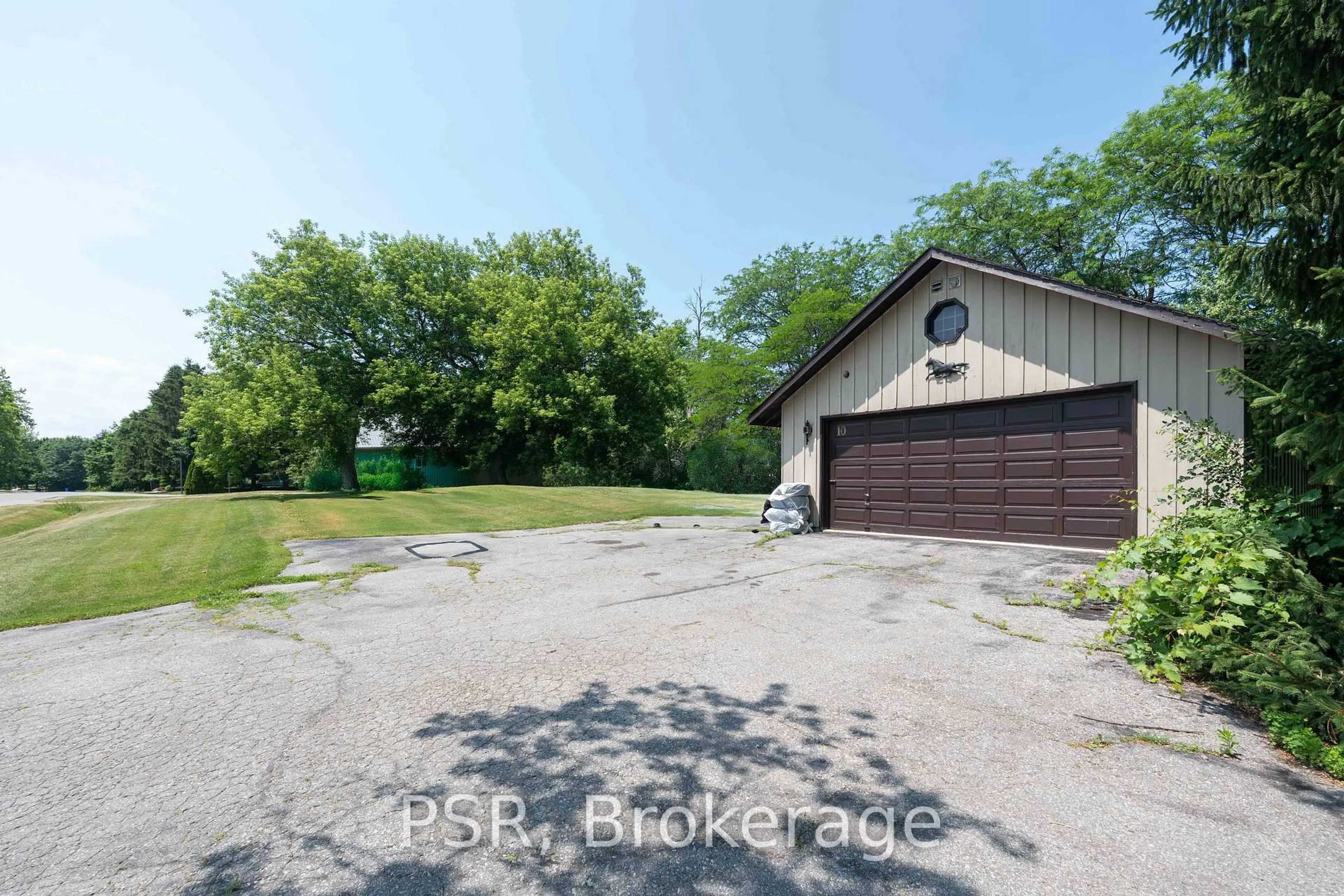 Indoor garage for 10 Kingscross Dr, King Ontario L7B 1E5